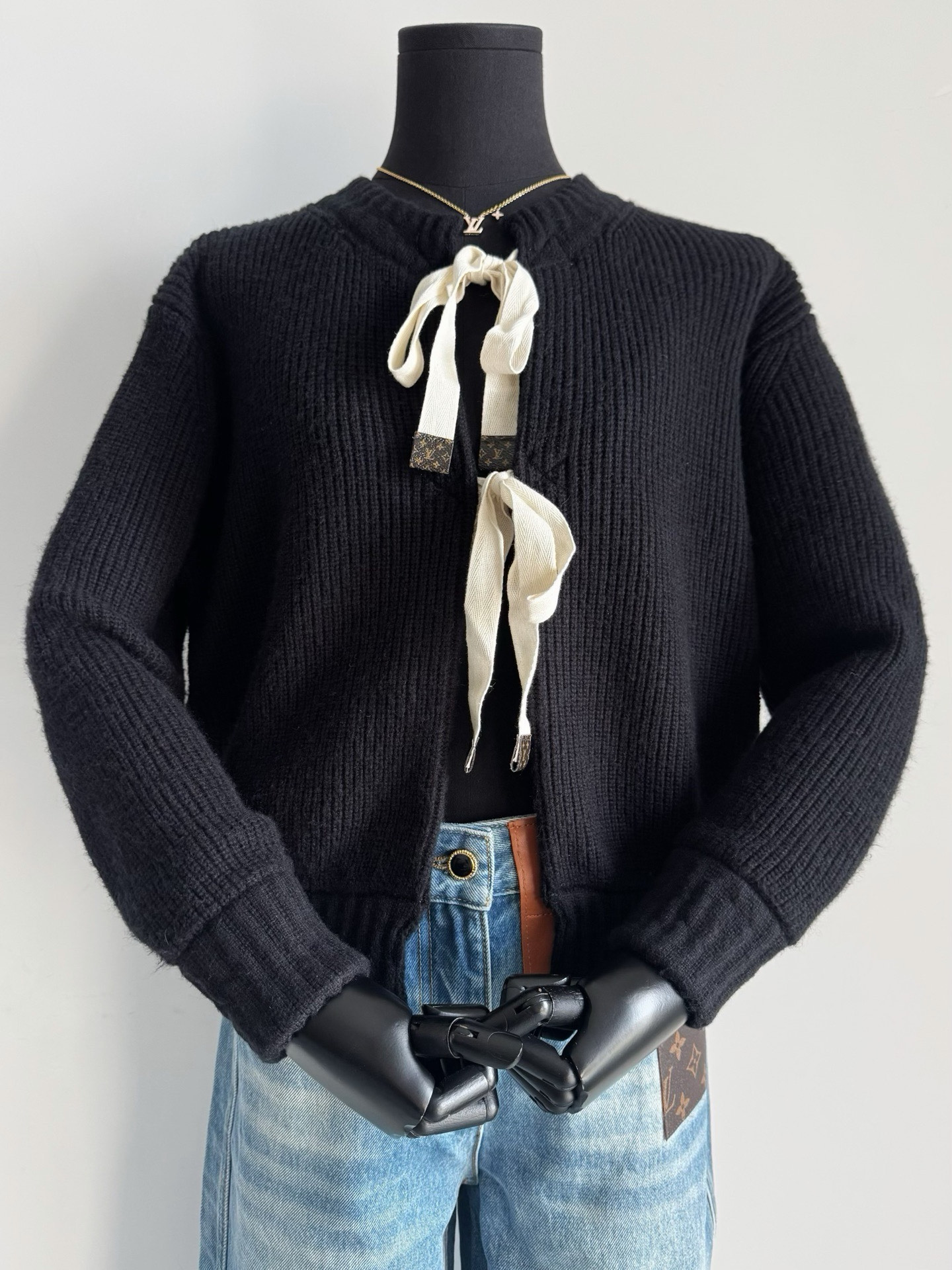 NO:570695,V cat co-branded model, an unpopular but high-end one. I purchased it for 1.8w and developed a high-end and luxurious feel. Many people only know this after seeing my picture~~ The small cardigan with leather label that can be tied completely refreshes the previous understanding of 1v wool. Custom-woven cashmere active black wool material is soft and comfortable without piercing the flesh, and can be worn next to the body. The cardigan version is elastic and weakens body restrictions. Imported machine knitted rib cuffs. Vertical stripes can give you a clear sense of texture.  This batch is sold out and will not be replenished. If you know how to collect it, alexander wang19860909V猫咪联名款·冷门却高级的一款 1.8w购入开发高级与奢感并存 很多人看到我家图才知道这款~~ 可以系带的皮标小开衫 完全刷新了以往对1v毛织的认知. 定织山羊绒活性黑毛料 柔软舒适不扎肉,可贴身穿 开衫版型富有弹力弱化身材限制 进口机器针织罗纹收口 竖条纹摸的出的明显肌理感 仅此一批售完不补,懂得来收,,alexander wang,Women's clothing