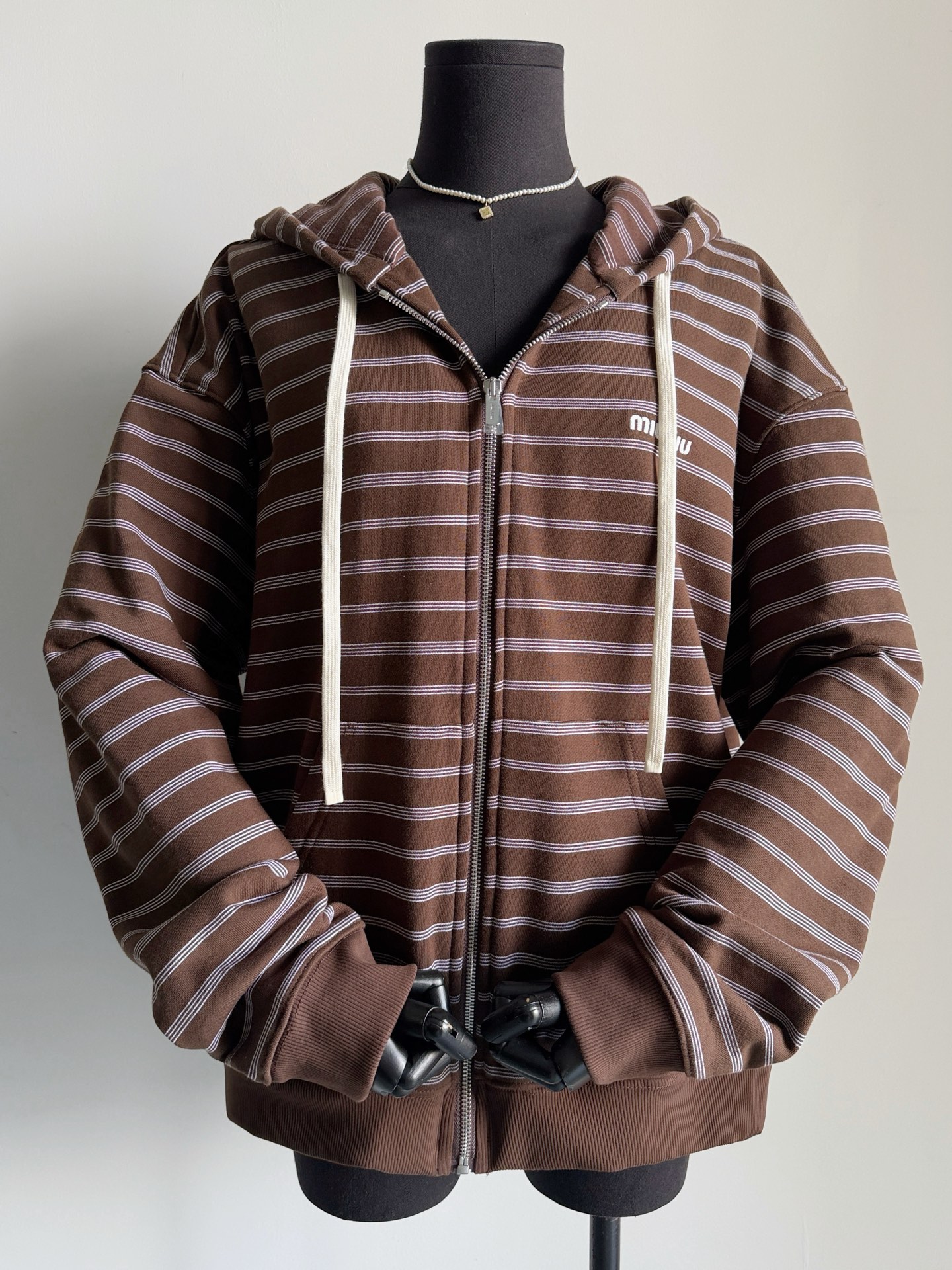 NO:576196,The classic model continues to be released in response to the requests of old customers. This model has a high re-wear rate. You can wear it from now until early spring next year~~ Customized cocoa brown pure cotton fabric. No color difference on birthdays, and the comfort is restored. The dropped shoulders are loose and H-shaped, not picky about the figure. It is better to share it with family members/boyfriends. The small three-dimensional embroidered logo is full and round. It is matched with the engraved hardware zipper puller. The hooded design is lazy and full of security,,hats, alexander wang19860909经典款应老顾客要求继续出 这款的复穿率极高 从现在可以一直穿到明年早春~~ 定制可可棕纯棉面料 生日无色差,手感舒适度还原 落肩宽松H型不挑身材 和家属/男朋友一起共享更佳. 立体刺绣小logo饱满圆润 搭配刻字五金拉链头 连帽设计慵懒又安全感满满,,hats,alexander wang,Women's clothing