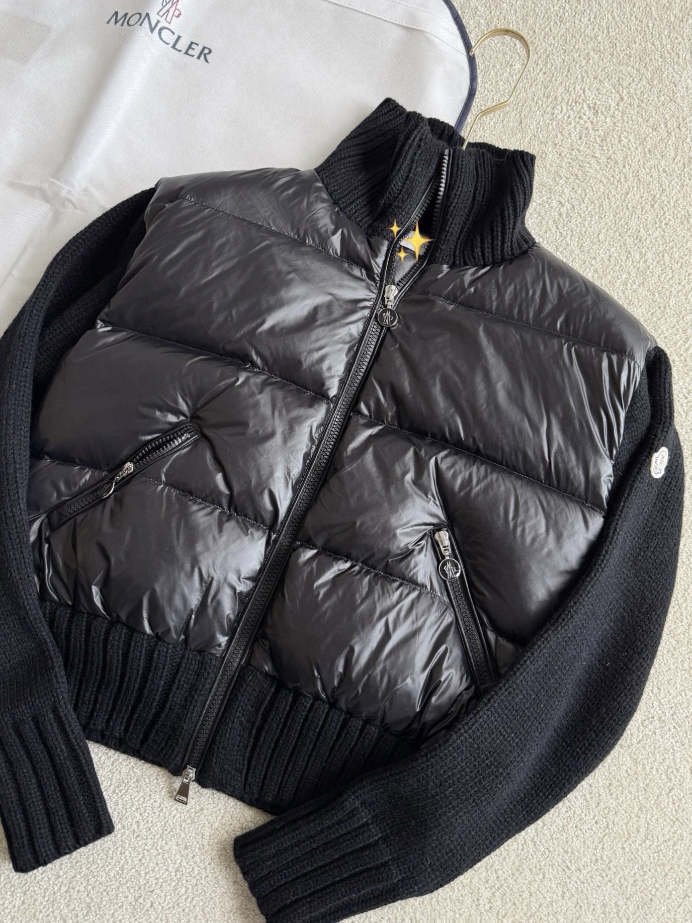 NO:576350,Equipped with dust bag, new color matching and black splicing, practical for daily use. Design that needs no words at all. Minimalist high-end down jacket that everyone loves. We have enough ready stock for you to rush boldly in autumn and winter. Genuine high-quality white goose down and full filling. Made of real wool spliced ​​sleeves. Regardless of quality and appearance, it is ceiling level. Excellent down jackets in short supply. Buy early and enjoy while it is in stock, down jacket, alexander wang19860909配防尘袋新配色拼接黑,日常实穿主义 完全无需多言的设计 人见人爱的极简高级羽绒服 秋冬给你们备足了现货大胆冲 真正优质白鹅绒饱满填充 真正羊毛毛料拼接袖制作 不论品质和品相,都是天花板级别 供不应求的绝好羽绒服 早买早享受趁着现货,,down jacket,alexander wang,Women's clothing