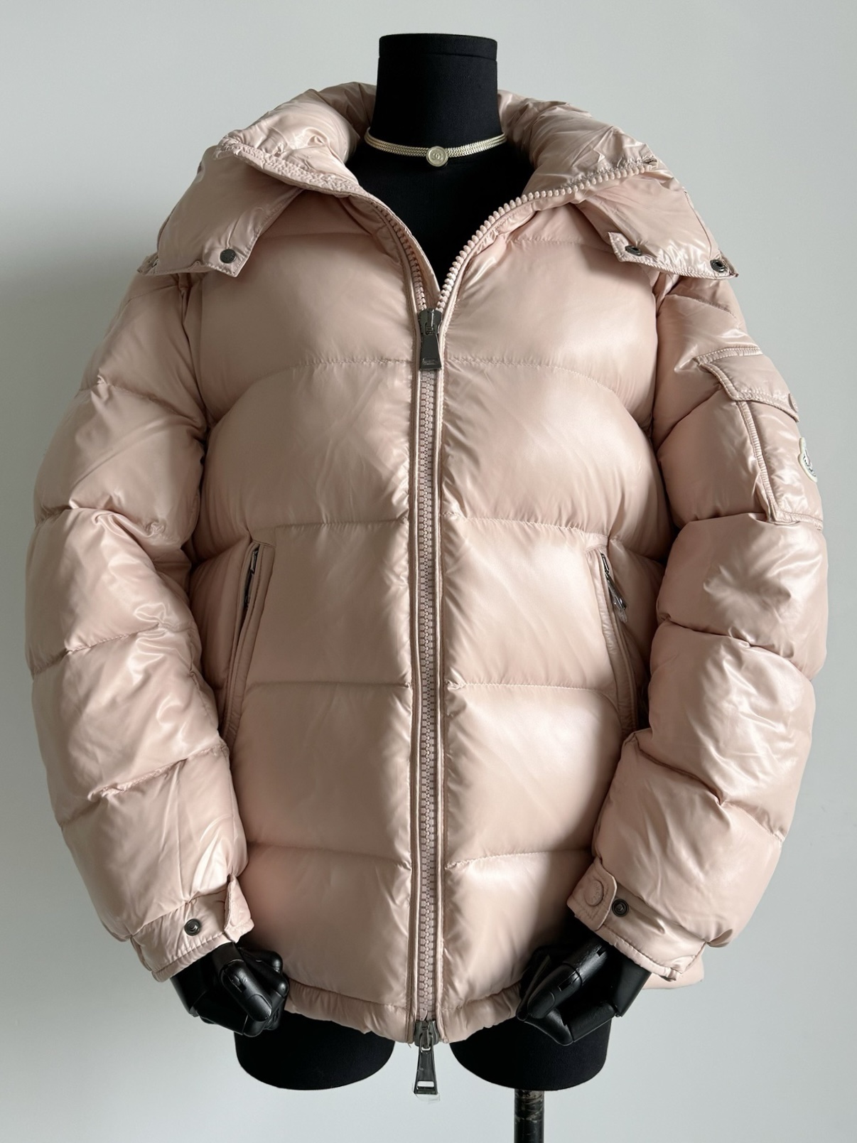 NO:576348,Equipped with a dust bag, the word-of-mouth series continues to give back, classic marie. It is well known that down has increased a lot this year. We will continue to give you the best quality and still give you a feedback price. The same pink nylon fabric, imitation diamond velvet liner, 90 white goose down filling to keep warm and lock in temperature. The thickness and fluffiness are visible to the naked eye. A full set of hardware equipment is the basis, and a dust bag is delivered. There are too many different versions in the market. If you want to get the right version, don't make any detours ~~,, down jacket, alexander wang19860909配防尘袋口碑系列继续回馈款,经典marie 众所周知羽绒今年涨了不少 延续最高品质依旧给你们回馈价 一致藕粉色尼龙面料,仿钻绒内胆 90白鹅绒填充保暖锁温 厚实度和蓬松度肉眼可见 全套五金配备是基础,配送防尘袋 市场参差不齐的版本太多 要收就收对版的不走弯路 ~~,,down jacket,alexander wang,Women's clothing