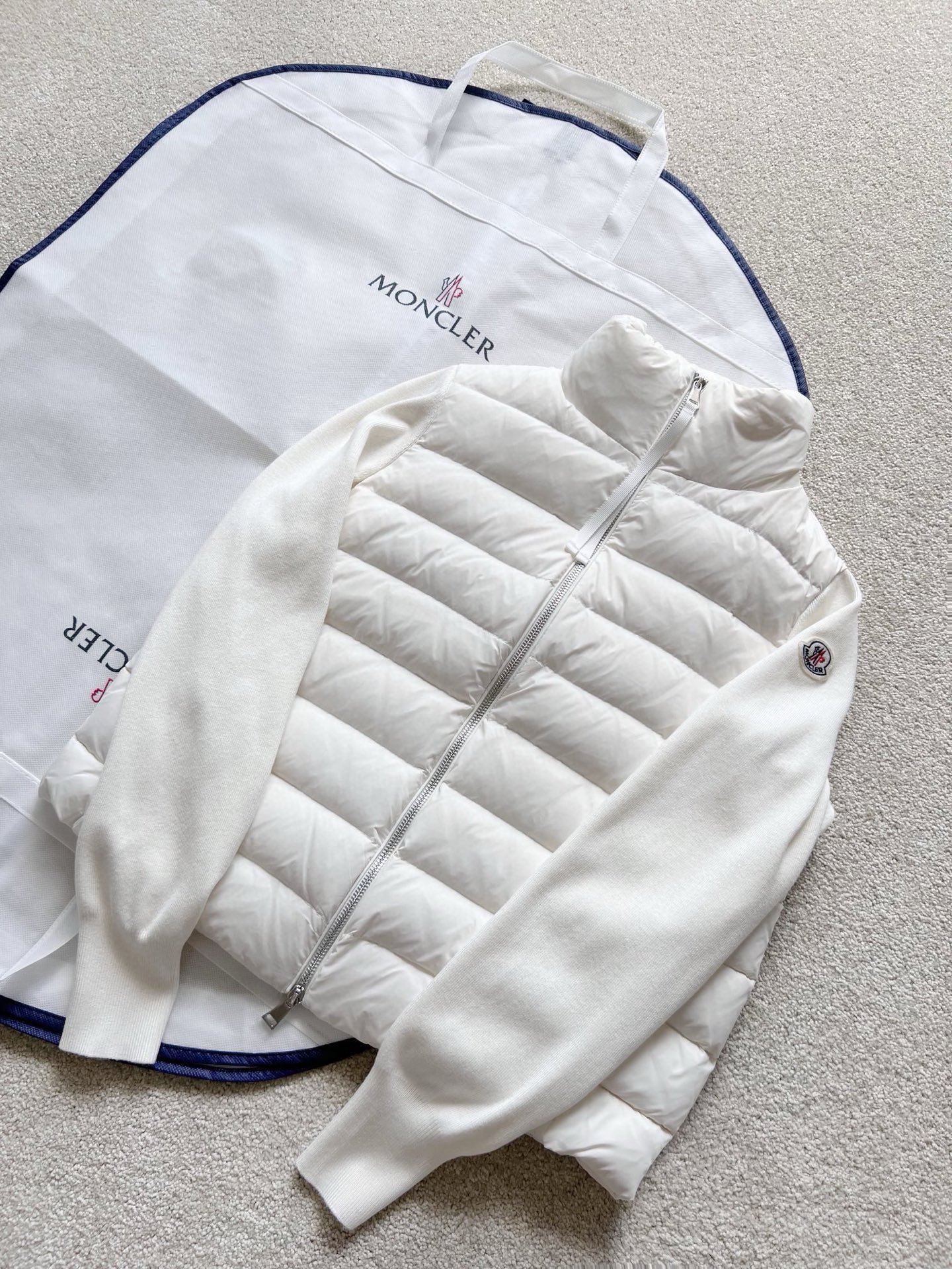 NO:576458,This white moonlight with dust bag will never be replaced ~~ Newly upgraded autumn and winter muzzled wool spliced ​​down jacket. If you bought it last year, you will understand the price this year. Consumption has been downgraded, and profits have hit the bottom. Here to you!! Windproof pearl white nylon fabric, 90 white goose down. Spliced ​​wool sleeves are slim and comfortable. It has both warmth and practicality. It can be easily worn into early spring and completely pays for itself. Moncler, down jacket, alexander wang19860909配防尘袋这一件白月光永远没有平替 ~~ 全新升级秋冬蒙口羊毛拼接羽绒服 去年拿过都懂今年的价格 消费降级,利润压到了谷底给你们 !! 防风珍珠白锦纶面料,90白鹅绒 拼接羊毛袖显瘦又舒适 保暖性和实穿性都有 轻松穿到初春,完全回本的一件,,Moncler,down jacket,alexander wang,Women's clothing