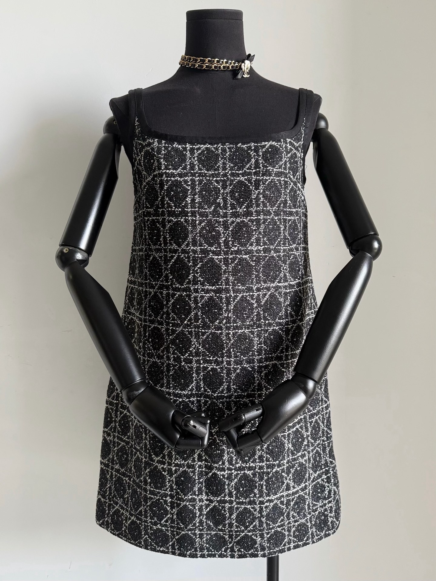 NO:762634,Needless to say, the best items in D's top wardrobe. Plaid dress + jacket, purchased with a lot of money. The fine details can be seen in the customized fabric. It has clear layers and even patterns. It includes little jacquard essences. The whole body is lined with mulberry silk, which is skin-friendly, breathable and not stuffy. Wear alone, layered, or paired with a series of coats to meet the needs of different occasions, skirts, jackets & coats,19860909D的顶级衣橱无需多言的绝好单品 格纹连衣裙+外套,重金购入 定制面料看得到精细细节 层次分明,图案均匀有型 包括星星点点的提花小精髓 通体桑蚕丝内衬,亲肤透气不闷汗 单穿,叠穿,或者和系列外套一起搭 满足不同场合穿搭需要,,skirts,jackets & coats,,Women's clothing