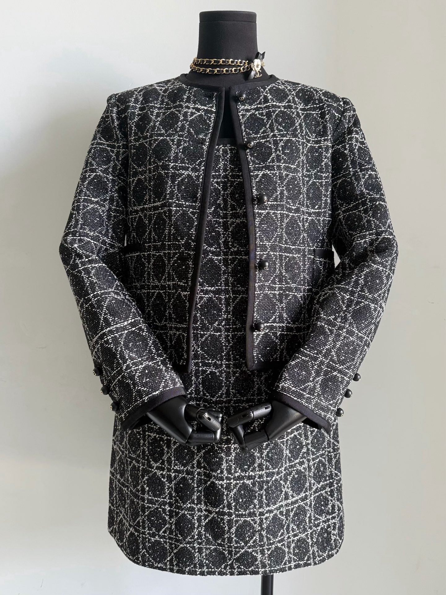 NO:762628,3.2w purchased a developed heavy-duty plaid woolen jacket. The whole range of custom-woven fabrics lasts a long time. The texture, texture and feel are restored. Mulberry silk lining, infrared positioning throughout the whole piece. Three-dimensional tailoring restores the tall and straight shape of the upper body. It is durable and will never go out of style!! It is recommended to collect it with the series of dresses. The wardrobe will be instantly upgraded to a new level, skirts, jackets & coats,198609093.2w购入开发重工格纹毛呢外套 全系列定织面料时间超久 肌理感,纹路,手感都还原 桑蚕丝内衬,全件红外线定位对格 立体剪裁还原上身挺拔版型 经久耐穿永不过时 !! 推荐和系列连衣裙一起收 衣橱瞬间抬高一个档次,,skirts,jackets & coats,,Women's clothing