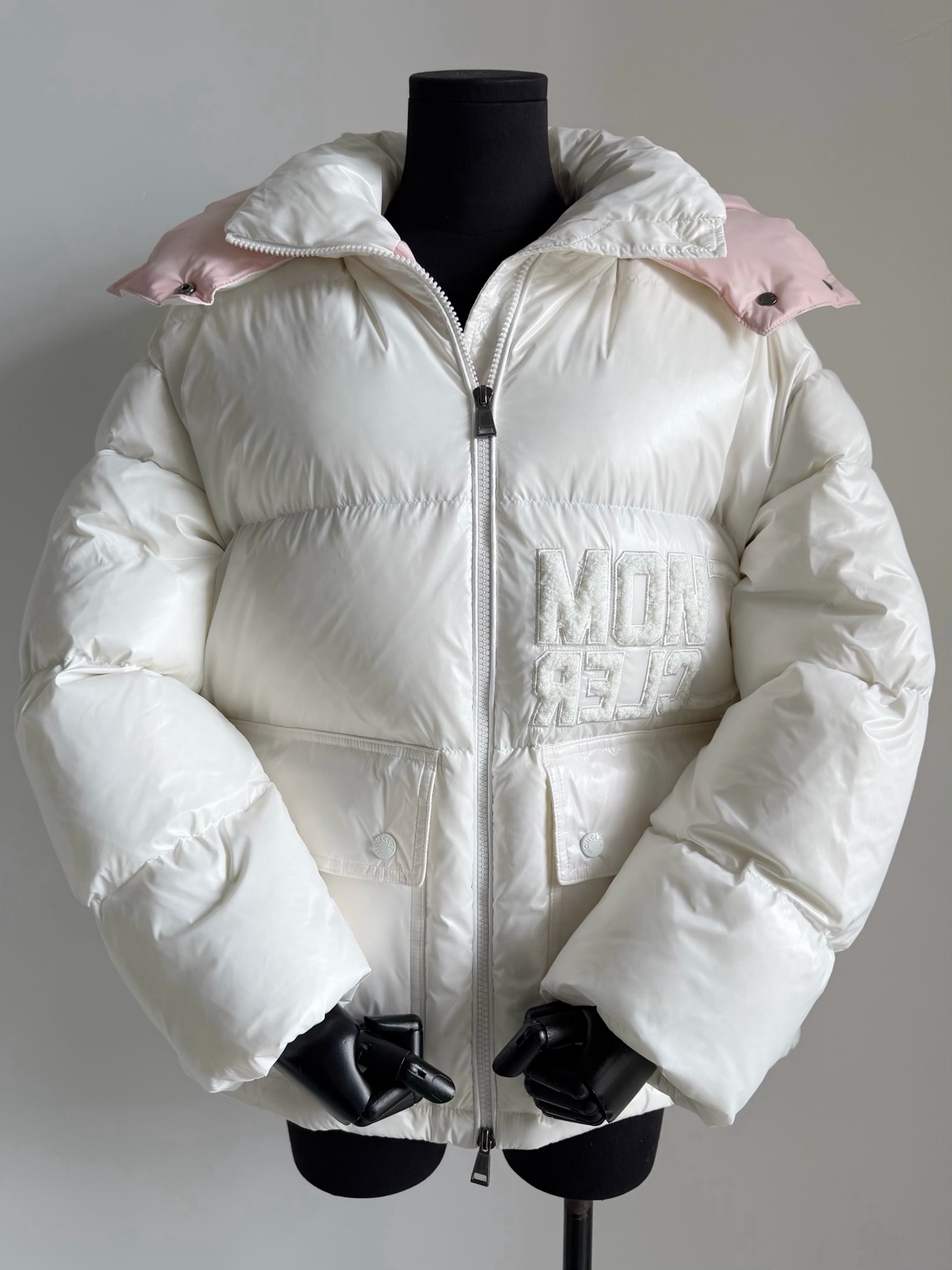 NO:576758,Equipped with a dustproof bag, the classic K-style top version of my house has been replenished. It is contracted by old customers to keep the stock. You can feel safe if you look for the real photos of my house!! Abbaye selects white powder and coffee powder this year. The milky bread suit has a cute and cute shape. The detachable hood and waist design are supplied by customers. High-density anti-drill velvet nylon fabric is light and delicate, waterproof and anti-fouling, full of luster. It is still fully filled with 90 white goose down, and you can see the three-dimensional effect.  Anti-drilling velvet baby pink lining. Light, comfortable, easy to clean and easy to care for. All accessories are made for you, feel free to collect them. Hats, alexander wang19860909配防尘袋蒙K经典款我家顶级版本又又又补单 被老顾客们承包库存的一款 大家认准我家实拍才有安全感 !! Abbaye今年精选白拼粉,咖拼粉 奶呼呼的面包服版型乖巧惹人爱 可拆卸的帽子和可收腰的设计 客供高密度防钻绒尼龙面料 轻盈细腻,防水防污,光泽饱满 依旧是90白鹅绒饱满填充,看得到立体感 防钻绒baby粉色内衬 轻薄舒适易清洗易打理 所有辅料配件都给你们做足,放心收,,hats,alexander wang,Women's clothing