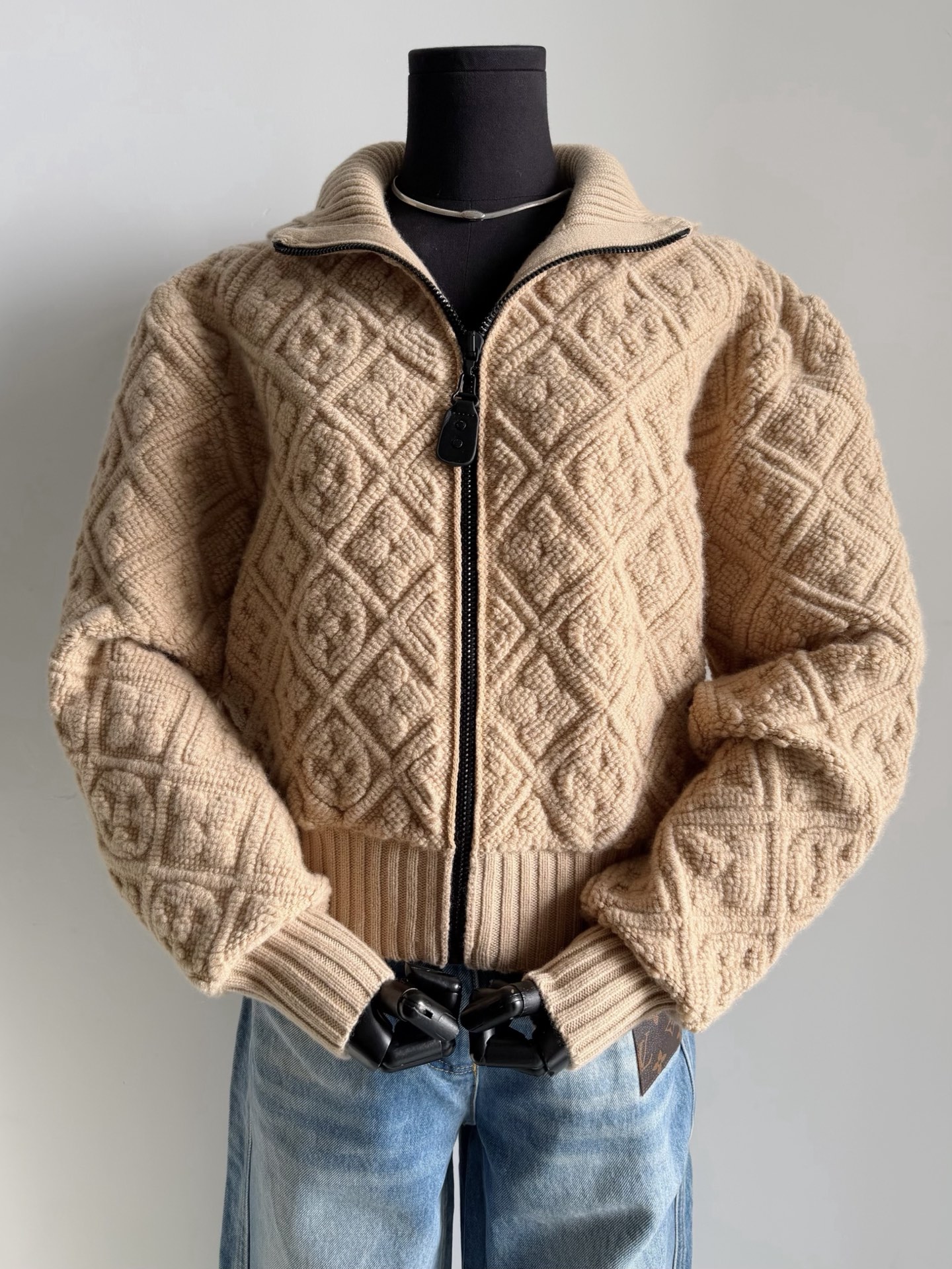 NO:590754,Gold Mine's new series of teddy jackets are so beautiful this year's hooded design!! You can see its three-dimensional texture through the screen, differentiating the different versions on the market. Ultra-thick cashmere + sheep wool wool thick-knitted. Tight and elastic, refusing to be light and cheap. Each four-leaf jacquard is accurately positioned by infrared, including the alignment of the front and rear panels. It can be said to be zp dh, which is stupidly indistinguishable. Easy to get in and out without stress, jackets &  coats,hats,alexander wang19860909Gold Mine新系列泰迪外套 今年的连帽设计美翻了 !! 隔着屏幕都看得到它的纹理立体感 区别市面参差不齐版本. 超厚实的羊绒+绵羊毛毛料粗针针织 紧密有弹性,拒绝轻薄廉价 每一个四叶草提花都由红外线精准定位 包括前后裁片的对位 可以说是zp dh傻傻分不清 轻松出入无压力的版本,,jackets & coats,hats,alexander wang,Women's clothing