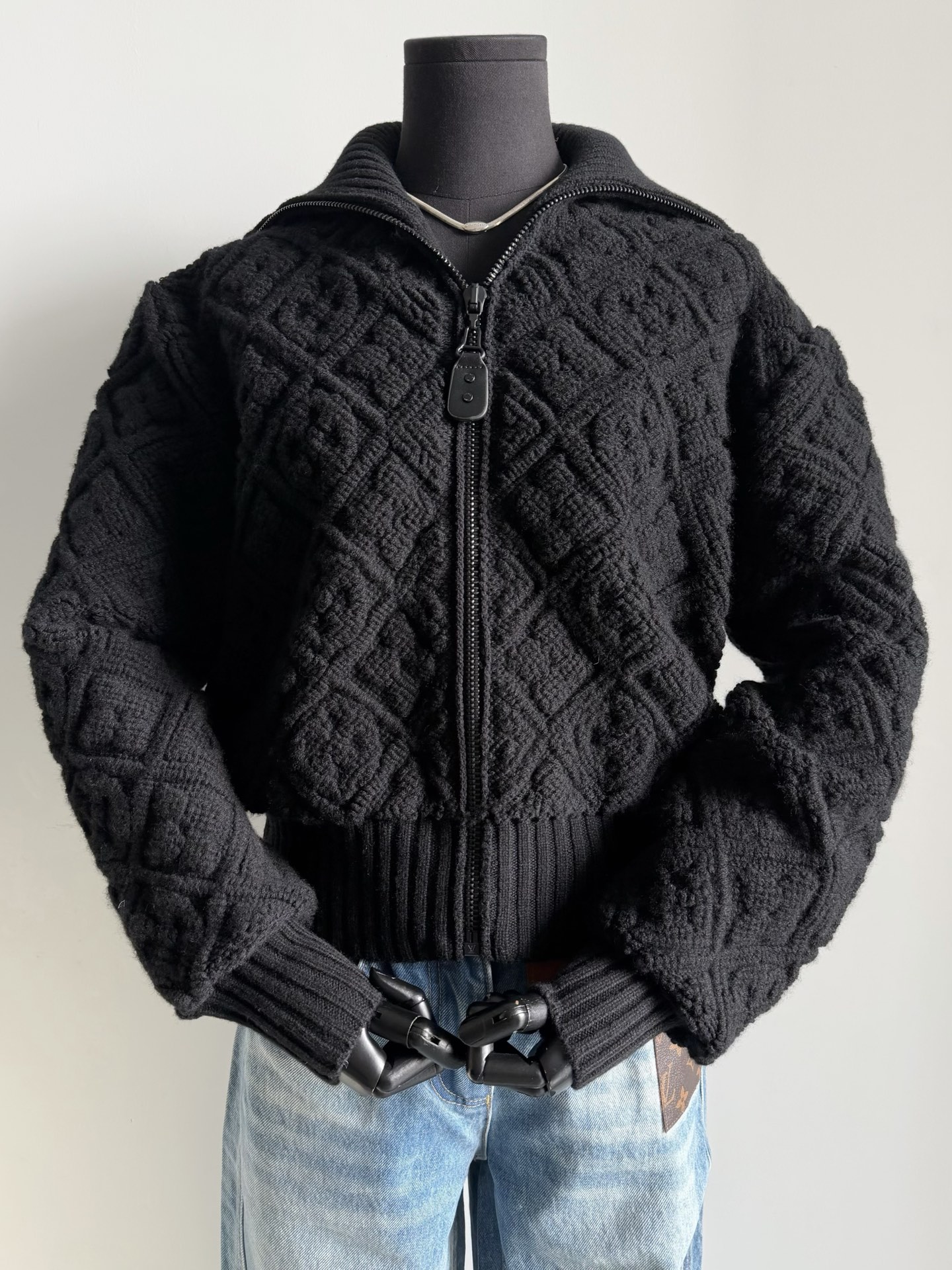 NO:590777,Teddy Series Black Jacket Cardigan This one has a completely different feel. I recommend it to my regular customers with five hearts!! The first batch of good products are worn with VIP customers in the cabinet. Custom-woven and dyed reactive black sheep wool + cashmere wool. Ultra-thick thick needle knitting, restoring the three-dimensional sense. Each jacquard pattern is accurately aligned with infrared. The front and rear pieces are manually assisted and precisely cut. It really makes you confused. Buy the whole series. yb development  There are too many different versions on the market, so be careful to identify them,,jackets & coats,alexander wang19860909泰迪系列黑色夹克开衫 这一件完全不一样的feel 五颗心推荐给我家老顾客 !! 首批好货和柜子vip顾客一起穿上 定织定染活性黑绵羊毛+羊绒毛料 超厚实的粗针针织,还原立体感 每一个提花图案都是红外线精准对位 前后裁片人工辅助精准剪裁 真正让你们傻傻分不清 全系列都买入yb开发 市面参差不齐的版本太多注意鉴别,,jackets & coats,alexander wang,Women's clothing