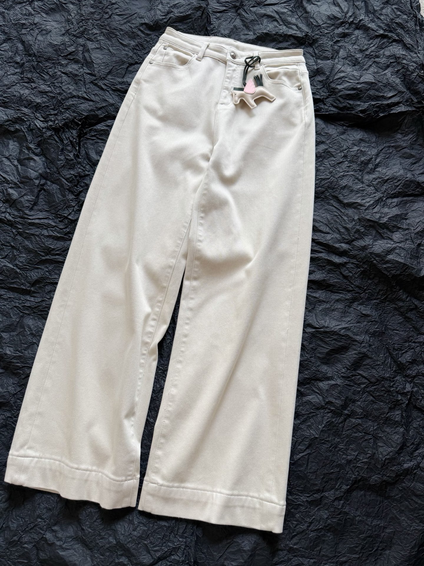 NO:605921,Stepping into the rhythm of cooling down, fleece jeans are here. They are both good-looking and practical. They also come with a super exquisite pony pendant!! Pants of this kind are not found everywhere in the market. If you find them, you can buy them quickly. If you are slow, you have to wait for a replenishment. Customized bottom fleece stretch denim cotton. It is warm and not bulky. You can get it in one pair in the southern autumn and winter. In the north, you can wear thin leggings for winter. Horse breeders all know this low-key luxury style.  Needless to say, old money style is full of style,,jeans,alexander wang19860909踩着降温的节奏,加绒牛仔裤来也 既有高颜值又有实穿性 还配送超精致的小马挂坠 !! 这种品相的裤子不是市场随处可遇 遇到就赶紧收,手慢又要等补单 定制底抓绒弹力牛仔棉 保暖度十足又不会臃肿显胖 南方秋冬一条就可搞定 北方加条轻薄打底裤即可过冬. 养马人都懂这种低调奢华款 老钱风满满无需多言,,jeans,alexander wang,Women's clothing