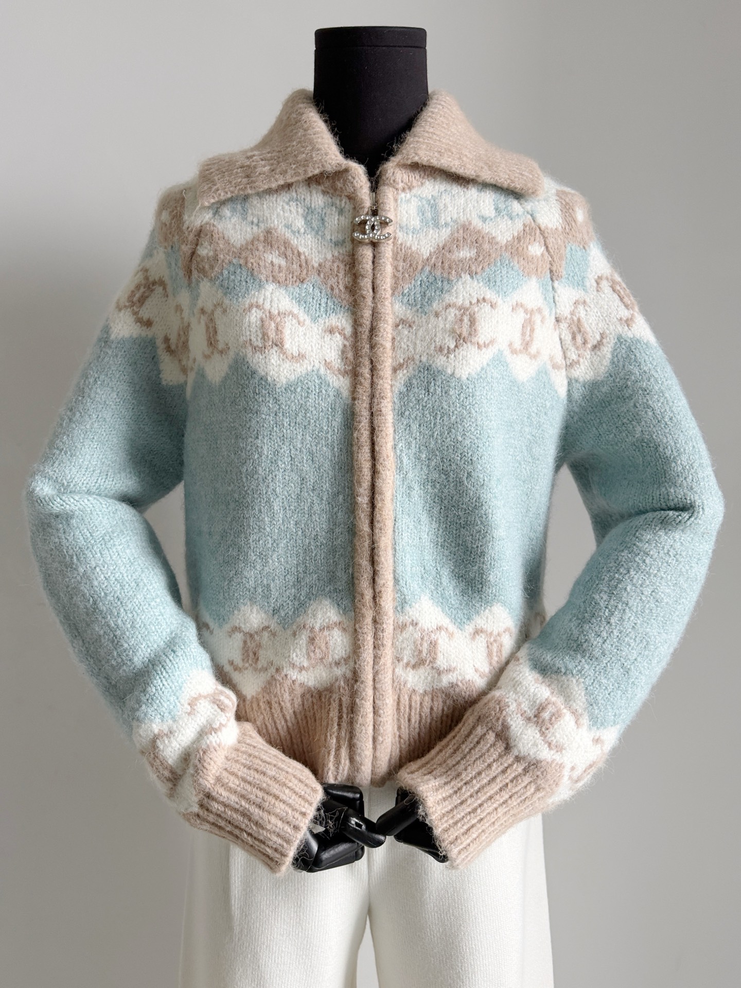 NO:577426,Wow wow wow, the real thing is so beautiful that it touches my heart!! This year I am willing to pay for the medieval fragrance. I can feel the full atmosphere through the screen. The color of the ice cream is irresistible. The custom-woven and dyed wool has been adjusted dozens of times, including the roughening treatment of the surface layer, which further improves the feel to a certain height. It is super skin-friendly and will not prick at all ~~ The perfect double-C zipper puller with diamond hardware is completely perfect with the lapel and shoulder version.  The first batch of good goods is in storage, no replacement will be made when sold out,,alexander wang19860909呜呜呜实物美到我心坎上 !! 今年是心甘情愿为中古香买单 隔着屏幕都感觉到满满的氛围感 冰淇淋配色让人无法抵抗. 定织定染毛料经过数十次调整 包括表层的拉毛处理 更加将手感提升到一定高度 超亲肤完全不会扎 ~~ 绝美满钻五金双C拉链头 搭配翻领正肩版型完全不挑 首批好货入库,售完不补,,alexander wang,Women's clothing