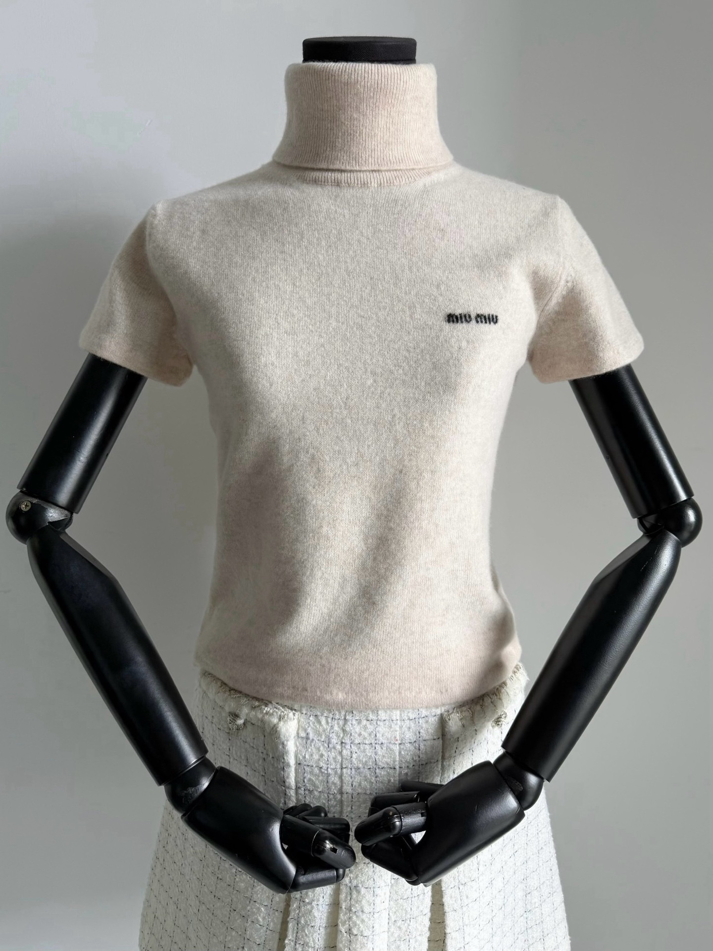 NO:577679,This soft and cute miu shirt is my favorite this month!! The autumn and winter inner wear is full of atmosphere, and I can transform into the number one heroine in Korea in one second. The apricot cashmere wool has been softly washed and is skin-friendly and delicate to the extreme. When worn next to the body, it feels like being wrapped in clouds, and you can breathe lightly. The design of high collar and short sleeves is more elegant and unconventional.  It’s spring and wearing one alone is still eye-catching,,miumiu,T-shirt,alexander wang19860909这一件软糯乖巧的miu家小衫 是我本月的心头爱了 !! 秋冬内搭氛围感满满 一秒变身韩国头号女主既视感. 奶杏色山羊绒毛料 经过柔软洗水亲肤细腻到极致 贴身穿如被云朵包裹,轻盈呼吸 高领加短袖的设计 更加文雅大方,不落俗套 开春了单穿一件照样吸睛,,miumiu,T-shirt,alexander wang,Women's clothing