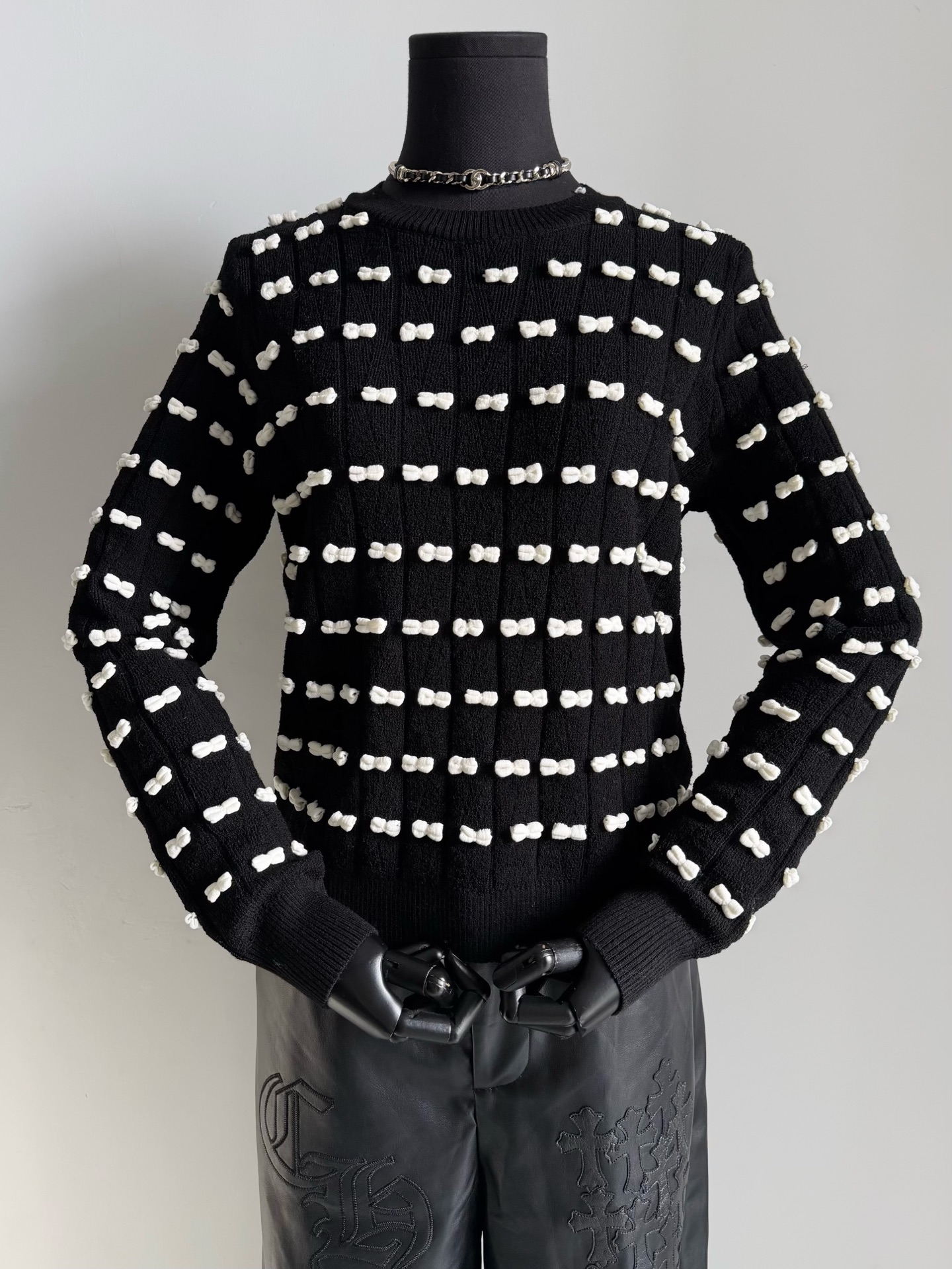 NO:577684,The K bow element is very charming. I have purchased a lot of sweaters and this one is still irresistible to me!! The handicraft cost of the whole piece cannot be underestimated. Each piece of bow is hand-picked and sewn for 6 hours+. You can see the curvature and three-dimensionality of the overall presentation. The custom-woven reactive black wool is elastic and rich in layers. The hem is embellished with diamonds in the store and small double Cs. Everywhere you look is full of exquisite details, sweaters, alexander wang19860909K蝴蝶结元素十足迷人 已经入手了不少的毛衣 这一件仍然让我无法抗拒 !! 整件的手工成本不可小觑 每一件人工手挑缝制蝴蝶结6小时+ 可以看到整体呈现的弧度和立体感. 定织活性黑羊毛毛料 整体富有弹力,层次感丰富 下摆点缀进店满钻小双C 所到之处都是精致满满小细节,,sweaters,alexander wang,Women's clothing