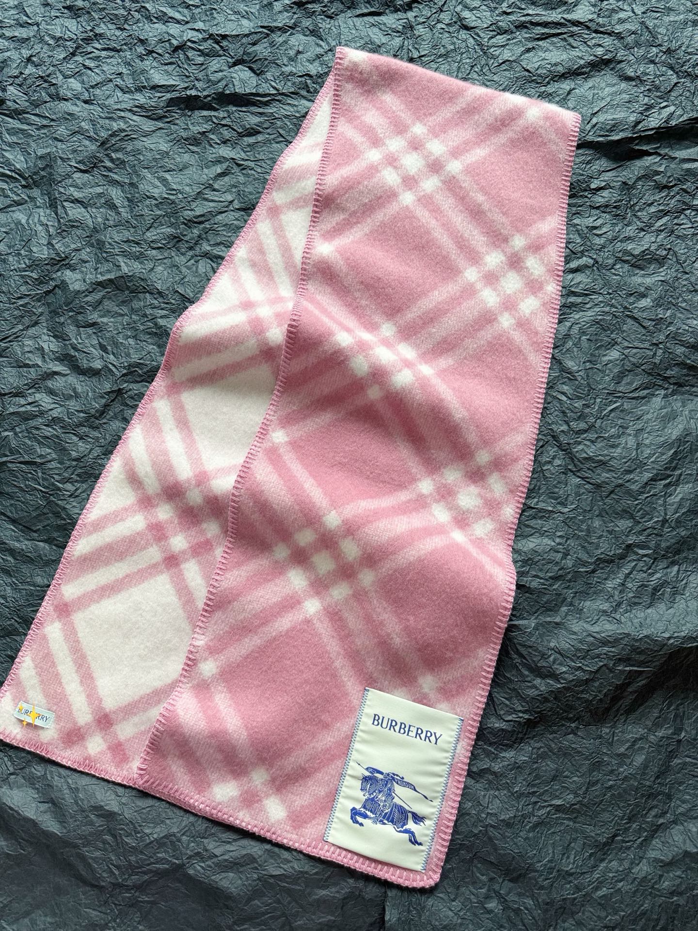 NO:577955,Baby Pink·Details Actual Pictures The pink tone of my home has been adjusted by multiple lights. Please compare it with the whole Internet!! The real thing is really tender and white. It is a fresh and high-end feeling in autumn and winter. Pay attention to the sewing process of the 25 new labels. It is one of the iconic elements of this year. If you want it, just accept it. It is representative and does not take detours. Alexander Wang19860909Baby粉·细节实拍图 我家的粉色调经过多重光线对调 请你们全网去对比 !! 实物真的很嫩很显白 是秋冬的一抹清新高级感. 注意一下25新款标签缝制工艺 是今年的标志性元素之一 要收就收有代表性的,不走弯路,,alexander wang,Women's clothing