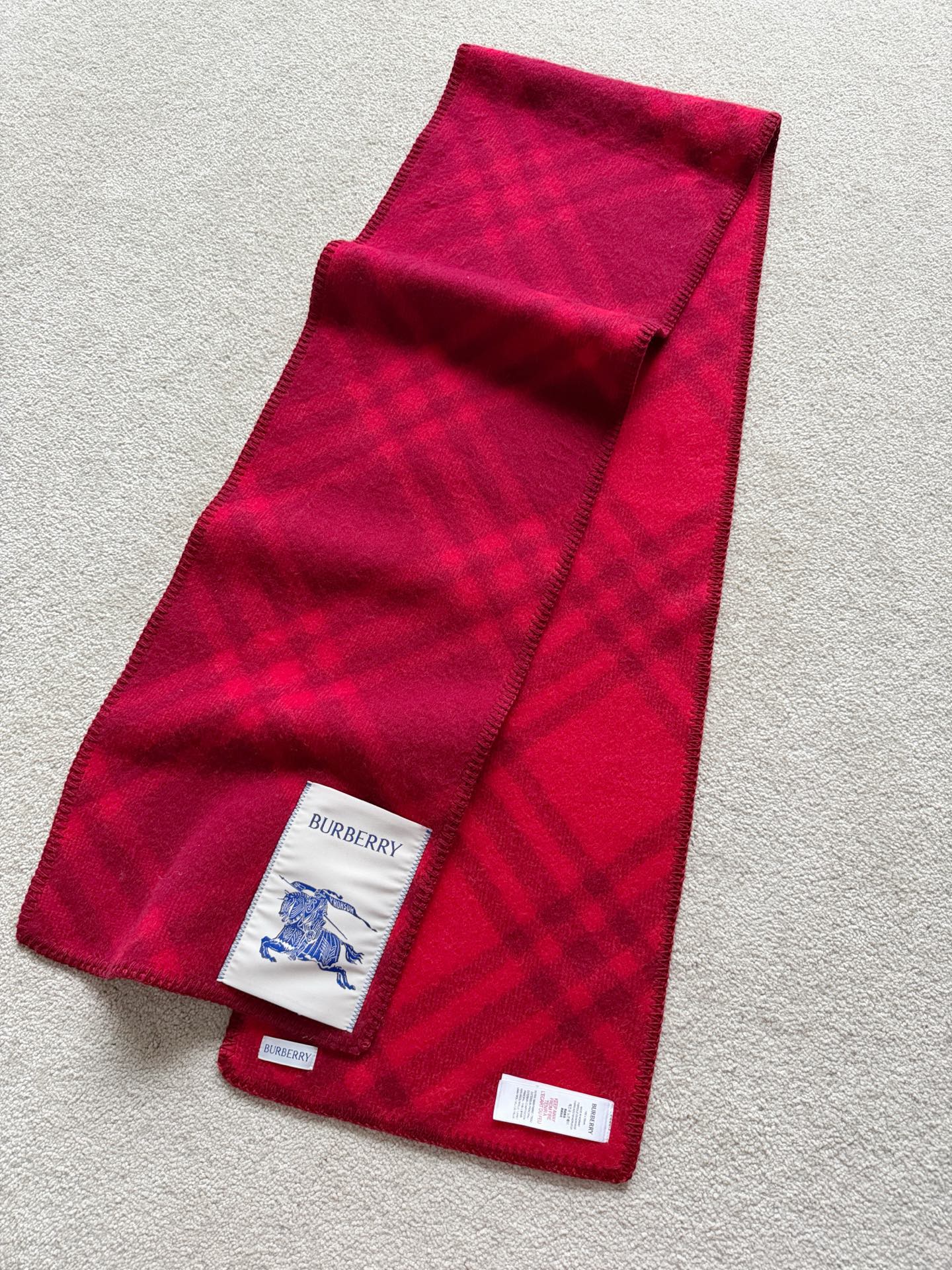 NO:577946,a True red · Detailed real-life photos If you want to get the first batch of goods now, it will definitely be out of stock within half a month!! The atmosphere in the second half of the year will be strong for various gathering occasions/holidays. This scarf can make you stand out quietly. My top-quality sheep wool from the Inner Mongolia Plateau can easily beat all kinds of Guangzhou products. If you can understand, compare it yourself, alexander wang19860909a正红色·细节实拍图 要收的就趁现在首批好货 目测半个月之内铁定断货 !! 下半年氛围浓厚 多种聚会场合/节假日 这条围巾都能让你不动声色出挑. 我家内蒙古高原顶级绵羊毛 轻松吊打各种广州货 你们能懂的自己拿去对比,,alexander wang,Women's clothing