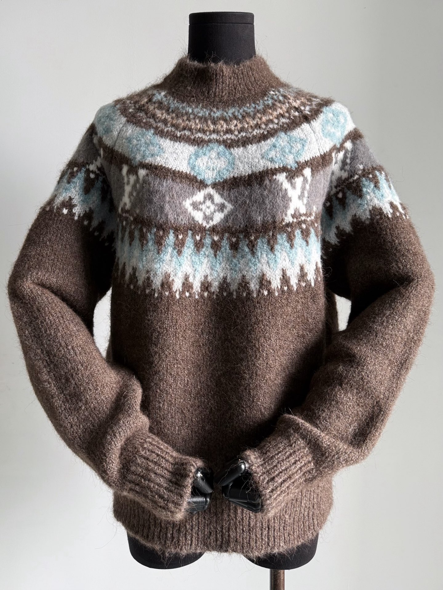 NO:578388,The SS26 ski series of Lujia has begun to appear. Those who have not bought yb are really full of loopholes. It is a thick sweater that is definitely not ordinary. It has a heavy sense of weight, including the hand and wool feel. It is the same!! Custom-woven and dyed alpaca + wool. The entire piece has infrared positioning jacquard logo and pattern. Tightly knitted round neck rib closing. Durable and not easy to deform. The texture of my thick knitting is restored.  There is no limit to the loose fit, suitable for both men and women,,louis vuitton,louis vuitton,sweaters,alexander wang19860909驴家·SS26滑雪系列开始出 没买yb的真的是漏洞百出 实物绝不普通的一件厚实毛衣 入手沉甸甸的分量感 包括手感和毛感都还原一致 !! 定织定染羊驼毛+羊毛 整件红外线定位提花logo和图案 紧密针织圆领罗纹收口 经久耐穿,不易变形 我家粗针针织纹理感还原 宽松版型不设限,男女皆可,,louis vuitton,louis vuitton,sweaters,alexander wang,Women's clothing