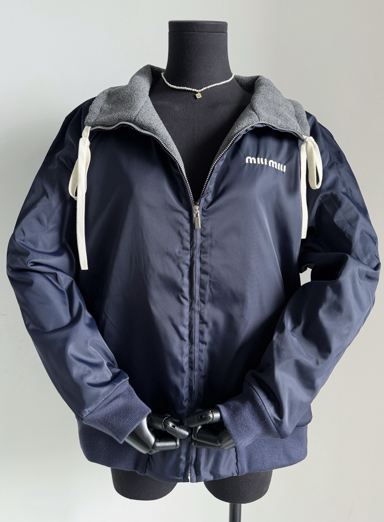 NO:578852,Everyone is looking for this double-sided thickened nylon jacket. Miu has taken double-sided wear to the extreme this year ~~ The price-performance ratio is very high, and it can survive the winter in the south. It is really a good deal to buy two kinds of jackets at one price!! The outer layer is customized navy blue nylon fabric, windproof and warm. The inner gray polar fleece is warm and does not dig into the flesh. Double-sided manufacturing requires extremely high craftsmanship and cost. It is suitable for all occasions in life. Dark blue and brown are included in the warehouse.  Just wear a pair of waffle pants and go out,,miumiu,jackets & coats,alexander wang19860909都在找这件双面可穿加厚尼龙外套 miu今年把双面实穿发挥到极致了 ~~ 性价比超高,南方冬天可过冬 一个价格入手两种外套真的太划算了 !! 外层定制藏蓝色尼龙面料,防风保暖 内里灰色摇粒绒,保暖不扎肉 双面制造对工艺和成本要求极高 适配生活中的各个场合. 深藏蓝色和棕色齐码入库 随便搭条华夫格裤子就出门,,miumiu,jackets & coats,alexander wang,Women's clothing