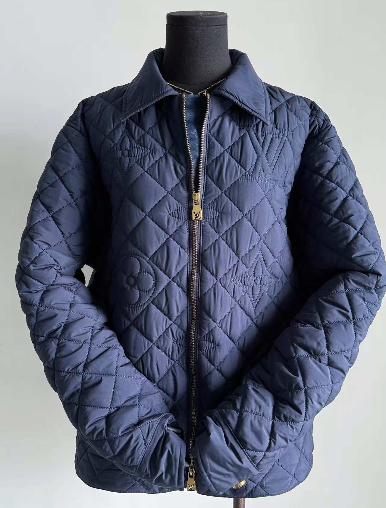 NO:587015,This year’s cotton clothes are more than just bbr. Look for the 1v·ss26 limited edition navy blue cotton clothes. Round 23, buy and develop small details. Nylon fabric/polyester fiber quilting/quilting technology. The whole piece is time-consuming and labor-intensive. Including engraved zippers/hardware accessories/full set of accessories. It is a money-saving piece to buy with your eyes closed~~ Although it is a men’s model, it is not picky at all. Girls still wear high-end and high-end clothes. It is different from the ordinary cotton clothes that already exist in one place.  It satisfies both good looks and warmth. One person can buy it and share it with the whole family,,alexander wang19860909今年的棉服不止bbr 认准1v·ss26限定款藏蓝色棉服 圆办23,买入开发小细节 锦纶面料/聚酯纤维夹棉/绗花工艺 全件对花耗时耗力 包括刻字拉链/五金配件/全套辅料配备 闭眼入手都是省钱的一件 ~~ 虽说是男款但完全不挑人 女生穿依旧高级上档次. 区别于一处已有的普通棉服 它既满足了高颜值又有保暖度 一人入手和全家一起共享,,alexander wang,Women's clothing