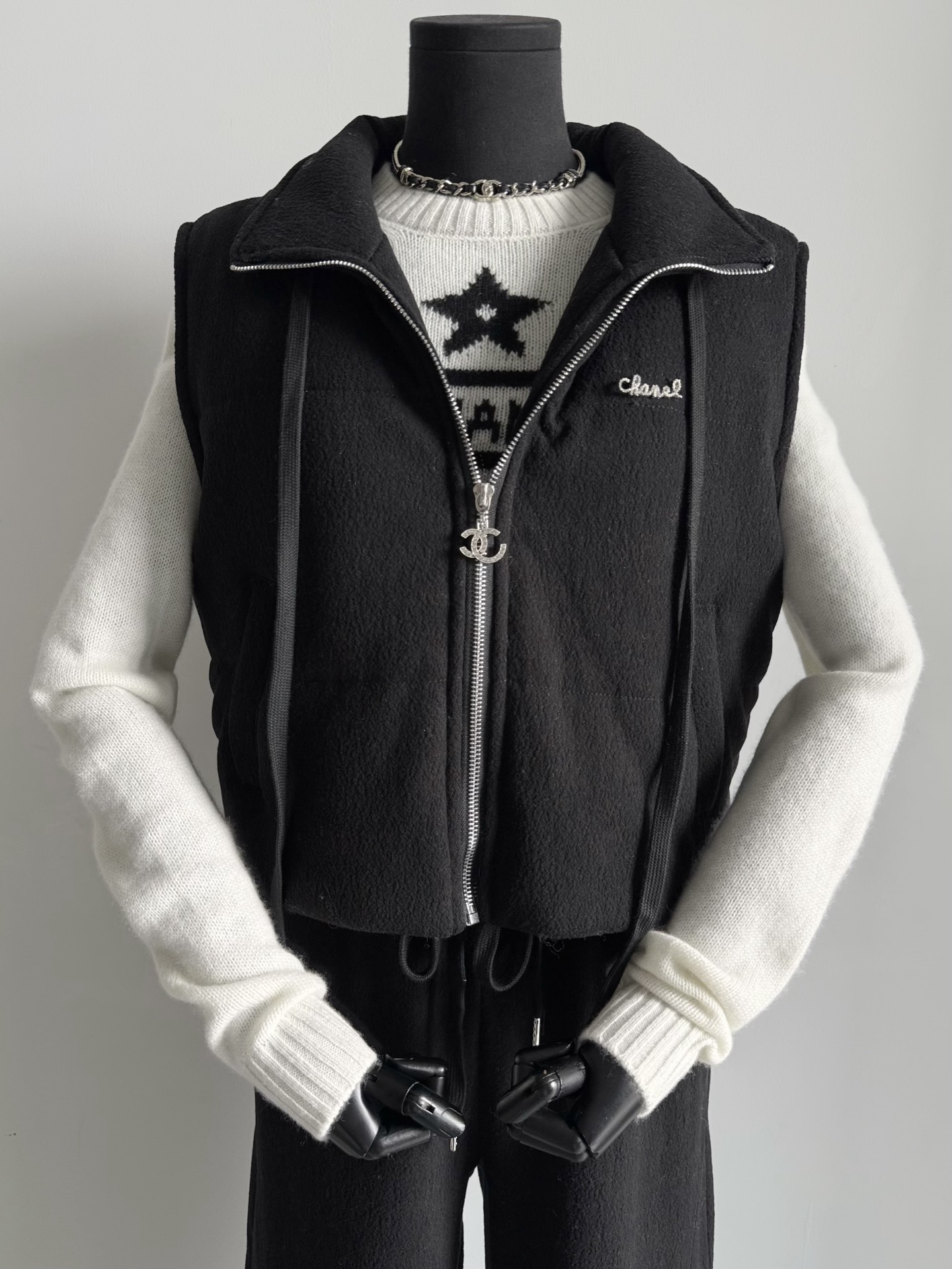 NO:588041,Actual photos of black details. The combination of a quilted vest and casual sweatpants is very frequently worn in daily life. It is pragmatic and can still be worn separately.,,alexander wang19860909黑色细节实拍图 夹棉马甲+休闲卫裤的搭配 日常穿着频率极高,实用主义 分开搭配也依旧是恰如人意.,,alexander wang,Women's clothing