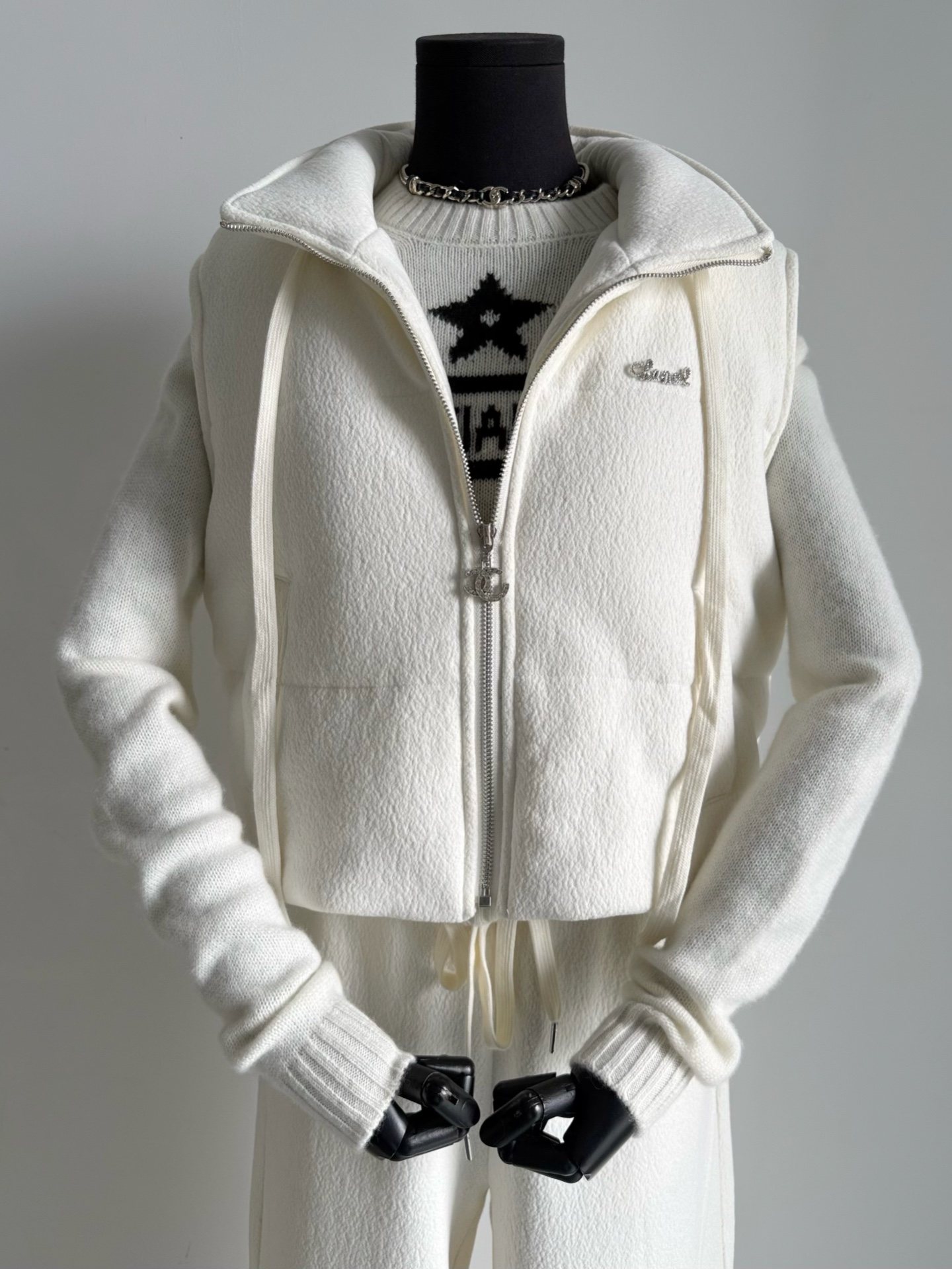 NO:588033,Suitable for comfortable stay at home and daily outings, the suit of cotton vest jacket + casual pants has been favored by many regular customers since its launch!! It saves time, worry and effort, and one set solves the worries of dressing. Custom-woven cream white/reactive black chenille fabric. The surface is finely brushed and skin-friendly. Especially suitable for autumn and winter ~~ Exquisite double C zipper puller with diamond letter hardware on the chest. Not too much, not too little embellishment. The matching loose casual sweatpants can be matched with other clothes.  Wear it with my five-pointed star sweater, minimalist white moonlight, jackets & coats, sweaters, alexander wang19860909满足舒适宅家和日常出门 加棉马甲外套+休闲裤的套装 一经推出就得到众多老顾客青睐 !! 省时省心省力,一套解决穿搭烦恼 定织奶油白/活性黑两色雪尼尔面料 表面一层磨毛处理细腻亲肤 特别适合秋冬穿着 ~~ 精致双C拉链头搭配胸前满钻字母五金 不多不少的点缀刚刚好 配套宽松休闲卫裤可搭配其他衣服 内搭我家五角星毛衣,极简白月光,,jackets & coats,sweaters,alexander wang,Women's clothing