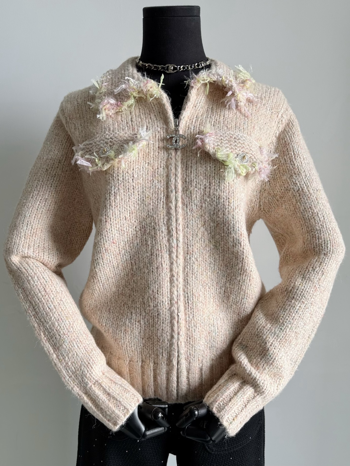 NO:588011,I still update vintage favorite cardigans, which are not inferior to the popular styles of the season!! It is not easy to mix the clothes with good aesthetics. The custom-woven and custom-dyed high-quality cashmere wool from the collection is soft and comfortable, thick and warm. It is completely different from the common sweaters in the market. The color strips on the pockets are hand-sewn. The high-density knitting machine outlines the lines, which are thick and stylish. The double-C full-diamond zipper reduces age while taking into account the high-end texture., alexander wang19860909依旧更新vintage心头爱开衫 完全不输当季热门款 !! 不易撞衫好审美,自留珍藏系列定织定染高品质山羊绒毛料柔软舒适,厚实保暖 完全不同于市场普遍的针织衫纯手工缝制口袋处彩条,质感上乘高密针织机勾勒线条纹路实物厚实又有版型,双C满钻拉链减龄的同时又兼顾了高级质感,,alexander wang,Women's clothing