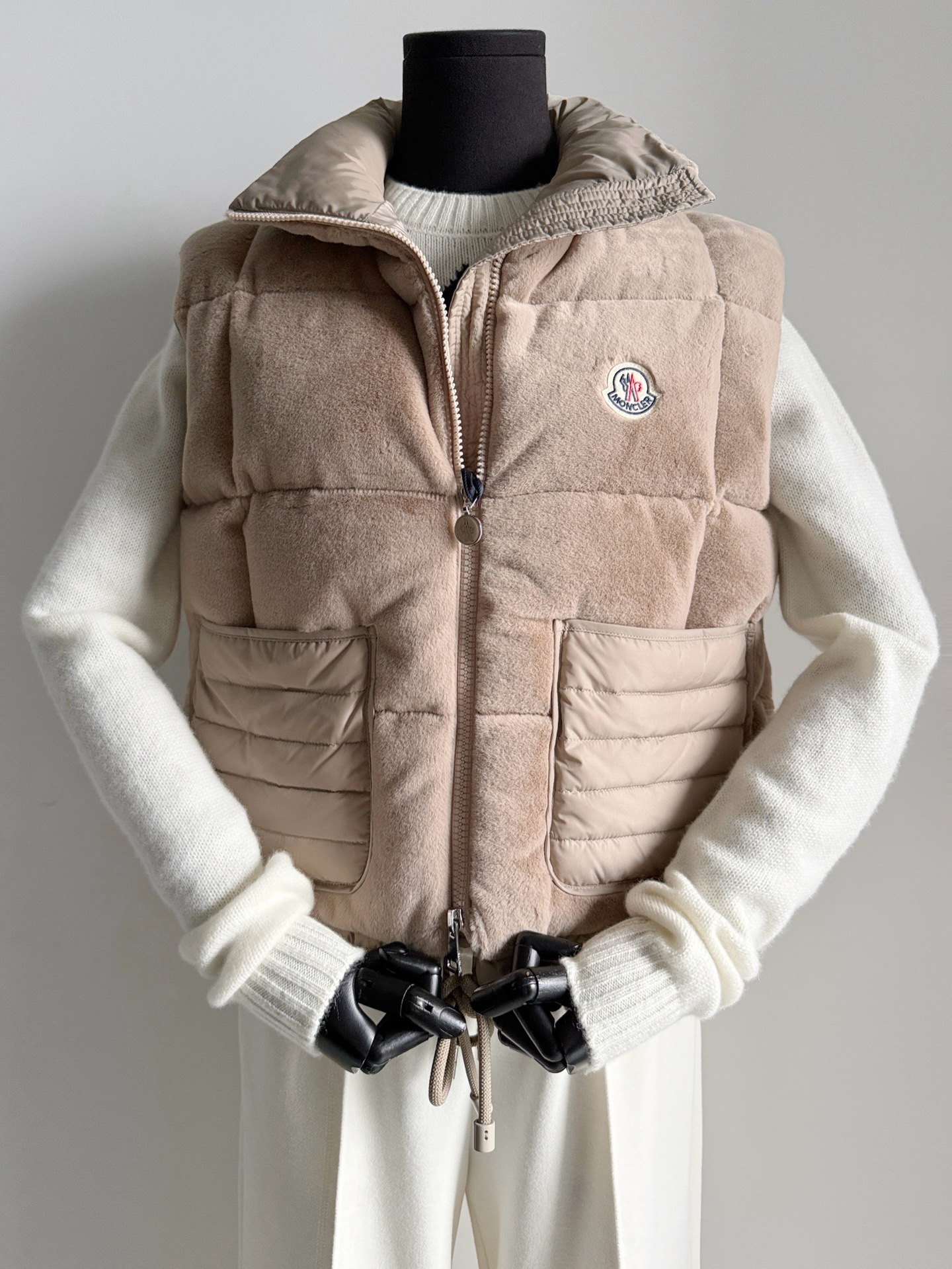 NO:587999,Comes with a dust bag. The most beautiful velvet down vest from the Mengjia Arques series. This year’s color matching is really irresistible!! Cherry blossom pink/rice apricot white/cocoa brown. Three colors are available for you to meet different styles of dressing needs. Classic quilting design + high-quality white goose down filling. Super fashionable and full of warmth. Two symmetrical pockets with front zippers. Drawstrings of the same color at the hem can be used to tighten the waist. Easy to use, practical and fashionable in daily life ~~,,down  jacket,alexander wang19860909配防尘袋蒙家Arques系列最美丝绒羽绒马甲 今年的配色实物真的无法抗拒 !! 樱花粉/米杏白/可可棕 三个颜色都给你们出齐了 满足不同风格穿搭需求. 经典绗缝设计+高品质白鹅绒填充 时髦度超强,保暖度也拉满 正面拉链两个对称口袋 下摆同色系抽绳可收腰 日常轻松驾驭实用又时髦 ~~,,down jacket,alexander wang,Women's clothing