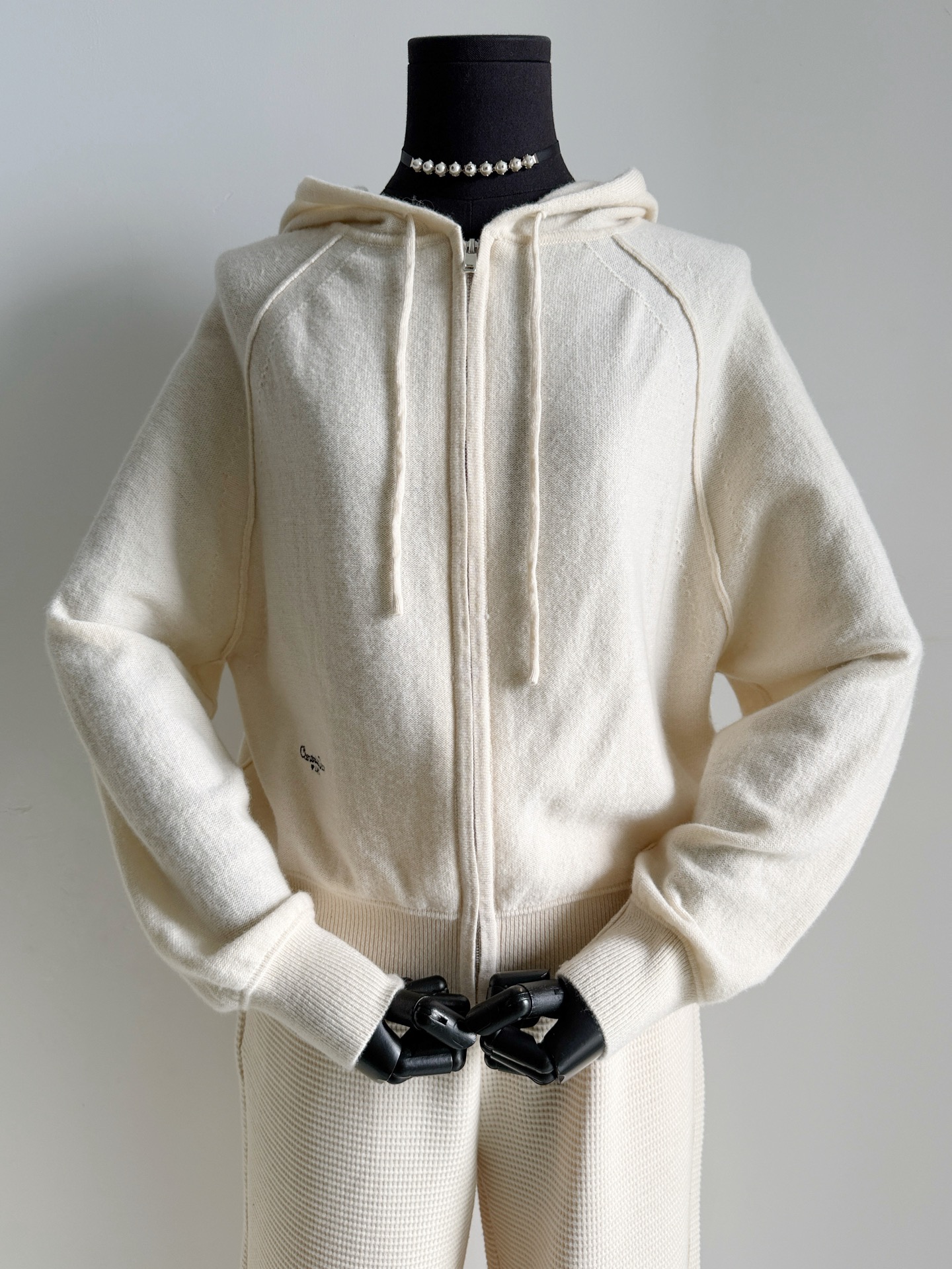 NO:588008,Actual photos of beige-colored details. The real thing is so gentle and delicate~~ It is a wardrobe collection item, worthy of savoring. The embroidery on the inside is so delicate. Every move on the upper body is noble, alexander wang19860909米杏色细节实拍图 实物温柔细腻到不行~~ 是衣橱典藏的单品,值得细细品味 内里刺绣都处理得如此细腻 上身举手抬足皆是贵气,,alexander wang,Women's clothing