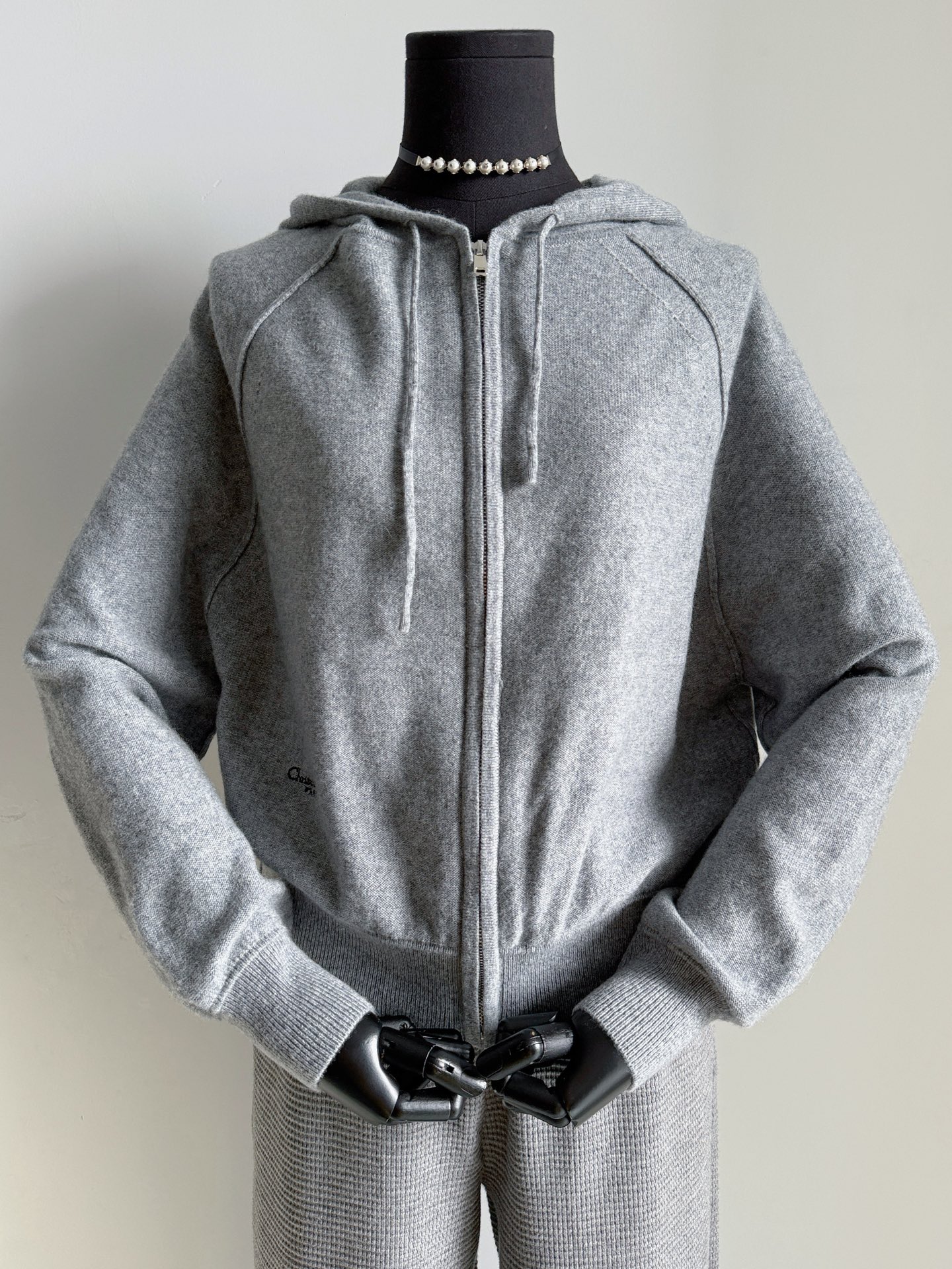 NO:587995,DR·2026 early spring limited edition is the first to wear. Only cabinet VIPs have the right to try it on ~~ Beautiful thousand-needle embroidered butterfly hooded cardigan. Custom-woven and dyed ultra-fine cashmere + wool. It is extremely soft and skin-friendly and can be worn next to the body. The imported machine embroidery on the back is delicate and in place. It will not be pricked at all, and it will not be messy. The apricot color is extremely gentle and the floral gray is high-end and durable.  There is no obvious logo on this cardigan, which makes you look very distinguished as soon as you wear it, hats, alexander wang19860909DR·2026早春限定款抢先穿 柜子vip才有的试穿权利 ~~ 绝美万针刺绣蝴蝶连帽开衫 定织定染极细羊绒+羊毛毛料 柔软亲肤到极致,可贴身穿 后副进口机器刺绣处理细腻到位 一点也不会扎,更不会凌乱 米杏色温柔至极 花灰色高级耐看 没有明显logo一上身就很显贵的开衫,,hats,alexander wang,Women's clothing