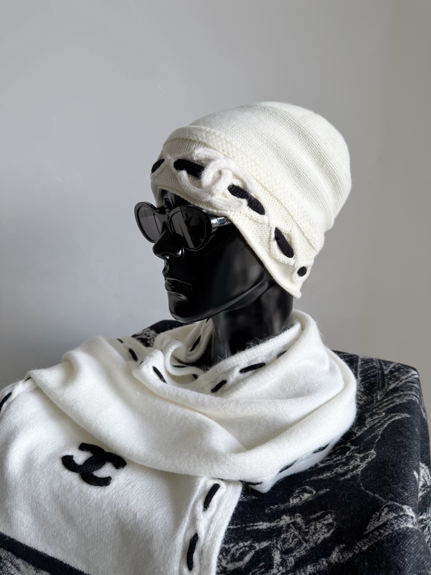 NO:587974,A beautiful accessory that you can keep for yourself as soon as the large quantity comes into stock. The combination of wool cold hat + wool scarf could have been priced at two prices, but my main focus is on quantity. I will give you a set with an unbeatable price/performance ratio!! Wool + cashmere blend, fine weaving. The details inside and outside are carefully processed. It is soft against the skin and does not pierce the flesh. It is elastic and tolerant to the head circumference. The matching hand-stitched and threaded wool scarf fully restores the furry texture.  A double logo embellishment is enough to be high-end,,hats,alexander wang19860909大货入库立马自留的绝美配饰 羊毛冷帽+羊毛围巾的搭配 原本可以出两个价格,但我家主打跑量 给你们一套无敌性价比价格 !! 羊毛+羊绒混纺,精细织造 里里外外细节都处理细腻到位 亲肤柔软,不扎肉 富有弹力对头围包容度极大 配套的手缝穿线羊毛围巾 毛茸茸的质感还原淋漓尽致 一个双Clogo点缀足以高级上档次,,hats,alexander wang,Women's clothing