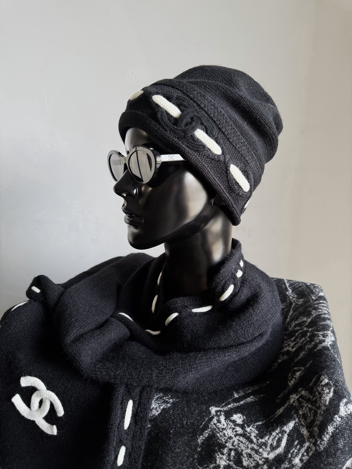 NO:587954,A beautiful accessory that you can keep for yourself as soon as the large quantity comes into stock. The combination of wool cold hat + wool scarf could have been priced at two prices, but my main focus is on quantity. I will give you a set with an unbeatable price/performance ratio!! Wool + cashmere blend, fine weaving. The details inside and outside are carefully processed. It is soft against the skin and does not pierce the flesh. It is elastic and tolerant to the head circumference. The matching hand-stitched and threaded wool scarf fully restores the furry texture.  A double logo embellishment is enough to be high-end,,hats,alexander wang19860909大货入库立马自留的绝美配饰 羊毛冷帽+羊毛围巾的搭配 原本可以出两个价格,但我家主打跑量 给你们一套无敌性价比价格 !! 羊毛+羊绒混纺,精细织造 里里外外细节都处理细腻到位 亲肤柔软,不扎肉 富有弹力对头围包容度极大 配套的手缝穿线羊毛围巾 毛茸茸的质感还原淋漓尽致 一个双Clogo点缀足以高级上档次,,hats,alexander wang,Women's clothing