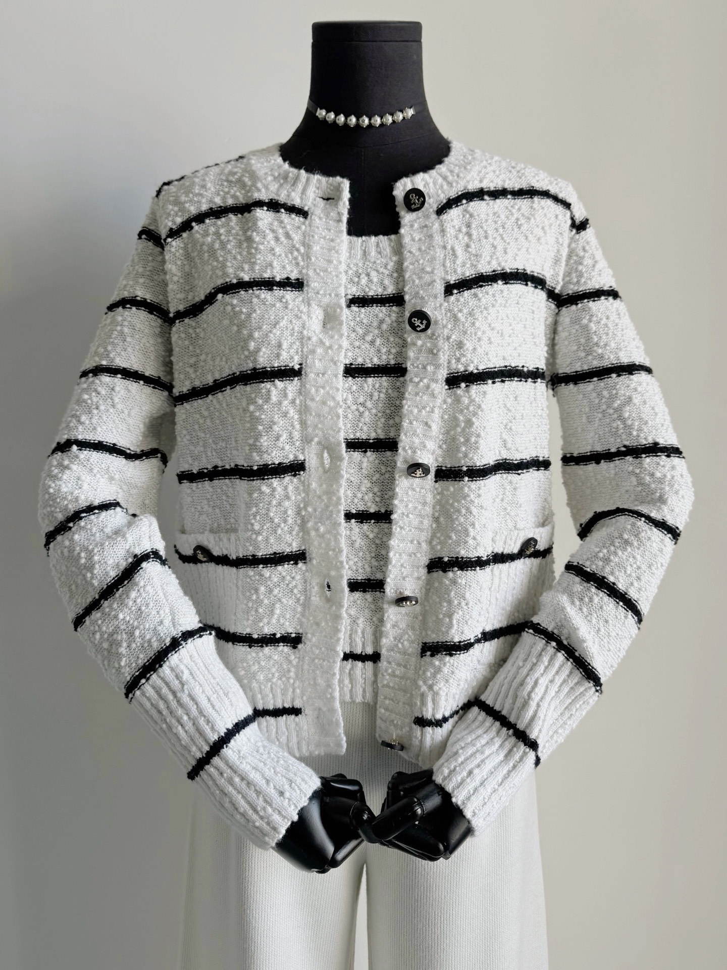 NO:589282,D’s classic navy-style knitted two-piece set is back ~~ Store customers who know the goods must hang this classic style in the window C position!! Custom-woven and dyed cotton + wool fabric blend My imported machine weaving can clearly see the graininess. The essence of yb and the feel are restored in place. It can be easily worn close to the body and is extremely comfortable. The little bee vest + striped cardigan can be worn alone, but it is recommended to buy it as a set  Good items that will be out of stock when the temperature rises, dior, alexander wang19860909D家经典海军风针织两件套回归 ~~ 懂货识货的实体店顾客 这种经典款一定要挂在橱窗C位 !! 定织定染棉+羊毛面料混纺 我家进口机器织造看得到清晰的颗粒感 yb精髓,以及手感都还原到位 能轻松贴身穿的一套舒适度爆棚 小蜜蜂背心+条纹开衫 可以单穿,更推荐成套入手 等到升温必定断货的好单品,,dior,alexander wang,Women's clothing