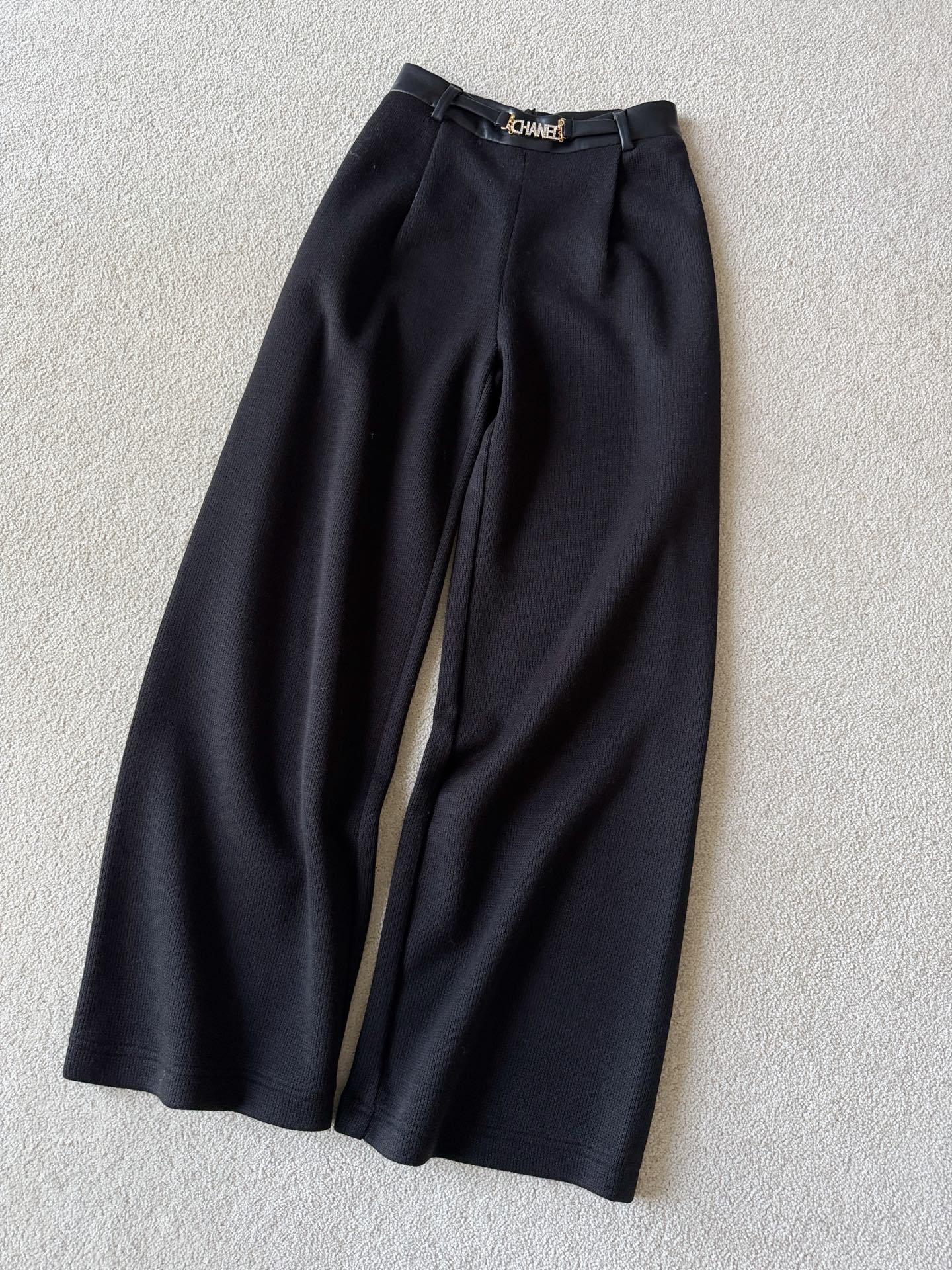 NO:590401,Actual photos of the details of black knitted pants. This pair deserves my praise again and again. Such high-quality, high-draping knitted pants are not available everywhere in the market. I personally keep 2 pairs because I like black. One pair is enough in the winter in the south. Leggings priced in the north are fine.,,alexander wang19860909黑色·针织裤细节实拍图 这一条值得我一夸再夸 如此高品质,高垂坠感的针织裤 不是市面随处可见 我本人因为喜欢黑色自留2条 南方冬天一条就够了 北方价格打底裤即可.,,alexander wang,Women's clothing