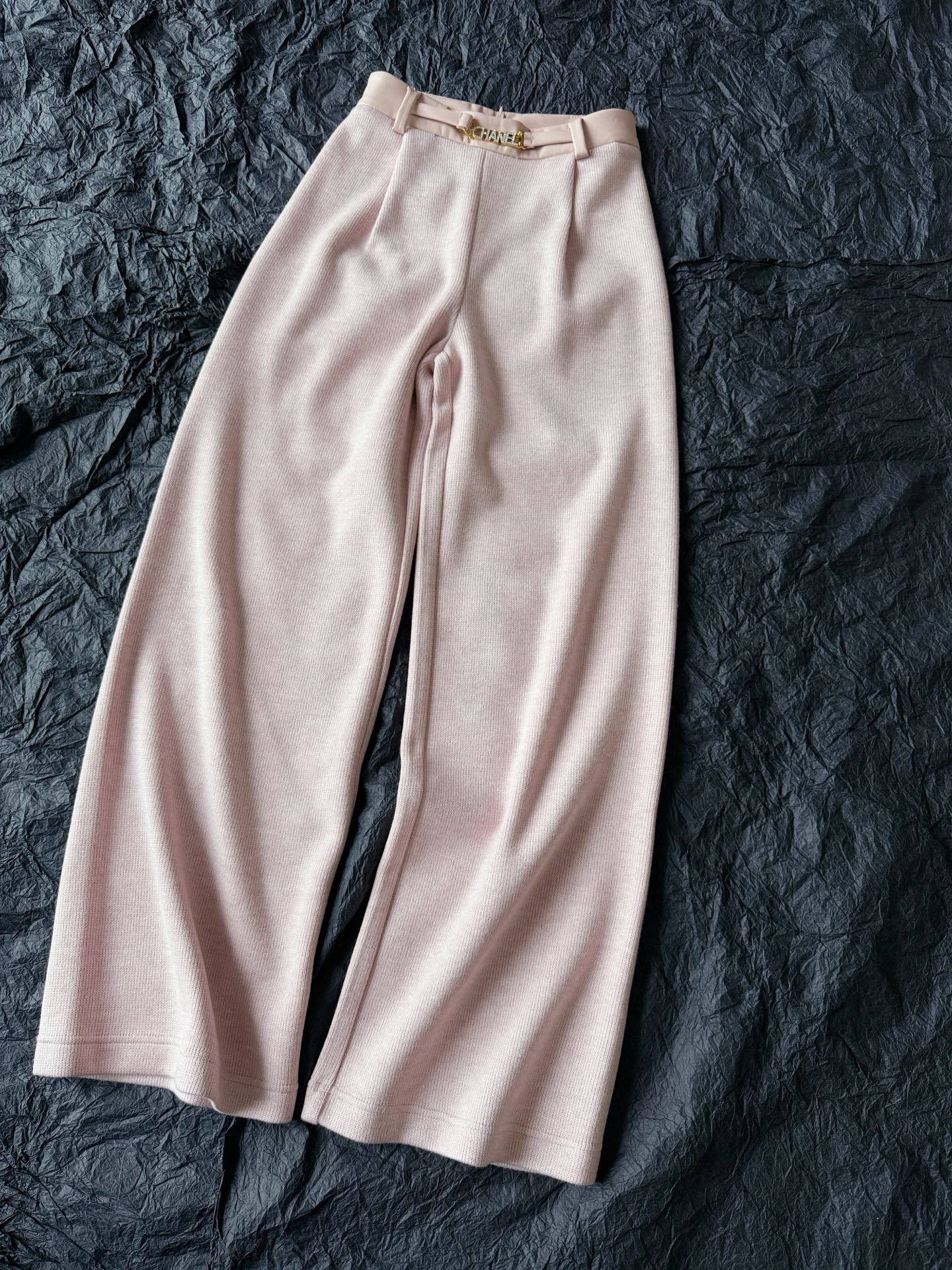 NO:590397,Detailed picture of pink knitted pants. This pink tone is visible to the naked eye and is high-end and durable. Whether it is paired with a sweater or a down jacket, it can have just the right embellishment effect. Our exclusively customized fabrics are not afraid of comparison and piracy. There are not many factories willing to use such good fabrics, sweaters, down jackets, alexander wang19860909粉色·针织裤细节图 这个粉调肉眼可见的高级耐看 不论搭配毛衣还是羽绒服 都能起到恰到好处的点缀效果. 我们独家定制的面料不怕对比和盗版 舍得用这么好面料的工厂不多,,sweaters,down jacket,alexander wang,Women's clothing