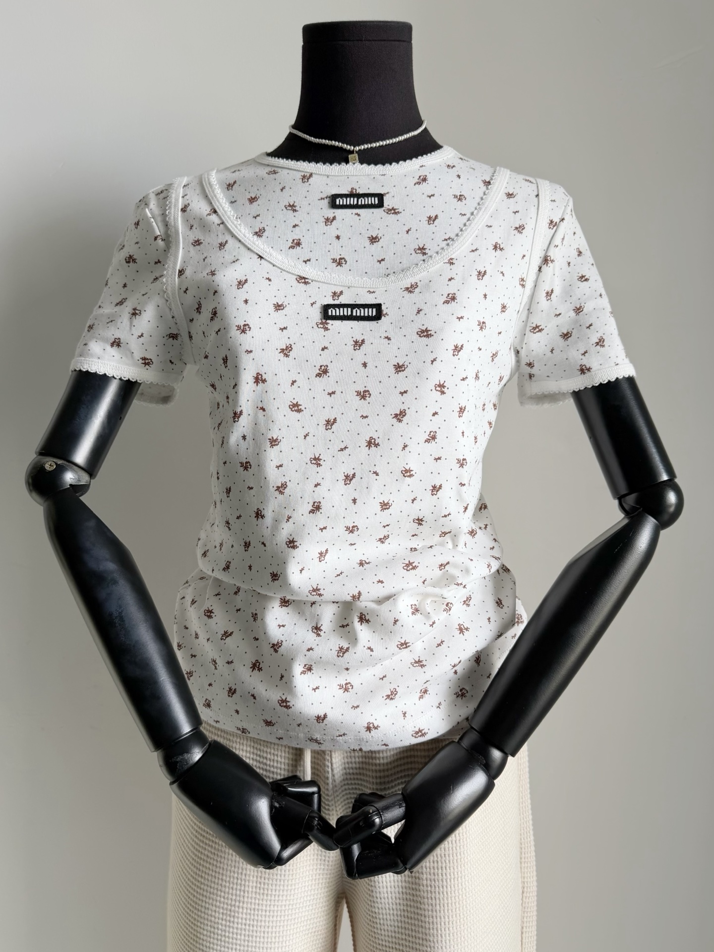 NO:590408,Miu has a full range of florals for you!! It’s perfect for wearing under a down jacket. Just the right embellishment and full of atmosphere. It’s available in short sleeves + vest + long sleeves. It’s more fashionable when layered. Skin-friendly and comfortable elastic threaded fabric. It’s as unrestrained as baby fabric when worn next to the body. Imported machine printing is clearly visible. It doesn’t affect the overall comfort at all. Wear it alone as spring begins, with jeans.  It feels like a base series for Korean women, miumiu, jeans, T-shirt, down jacket, alexander wang19860909miu碎花全系列给你们出喔 !! 内搭在羽绒服里太适合啦 恰到好处的点缀,氛围感十足 短袖+背心+长袖都出 叠穿时髦感更强. 亲肤舒适的弹力螺纹面料 贴身穿如婴儿织物般无拘无束 进口机器印花看得到的清晰 完全不影响整体的舒适度 开春了直接单穿,配牛仔裤 感觉是韩女人手一件的打底系列,,miumiu,jeans,T-shirt,down jacket,alexander wang,Women's clothing