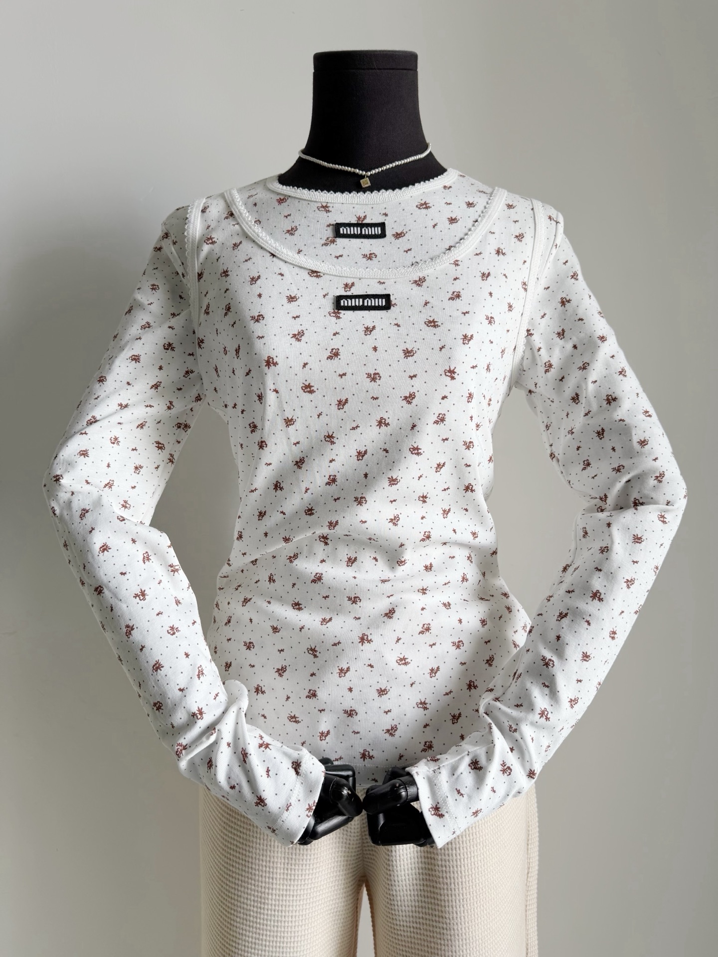 NO:590406,Long-sleeved bottoming shirt·Real photos of details Needless to say, it is fresh and refined. The elastic threaded fabric can be used as you like. It can be worn as an inner layer in winter, worn alone in spring, and used as sun protection in summer. A cost-effective item that can be used all year round, alexander wang19860909长袖打底衫·细节实拍图 无需多言的清新脱俗 富有弹力的螺纹面料,随意驾驭 冬天可以当内搭,开春单穿,夏天防晒 一年四季都能用到的性价比单品,,alexander wang,Women's clothing