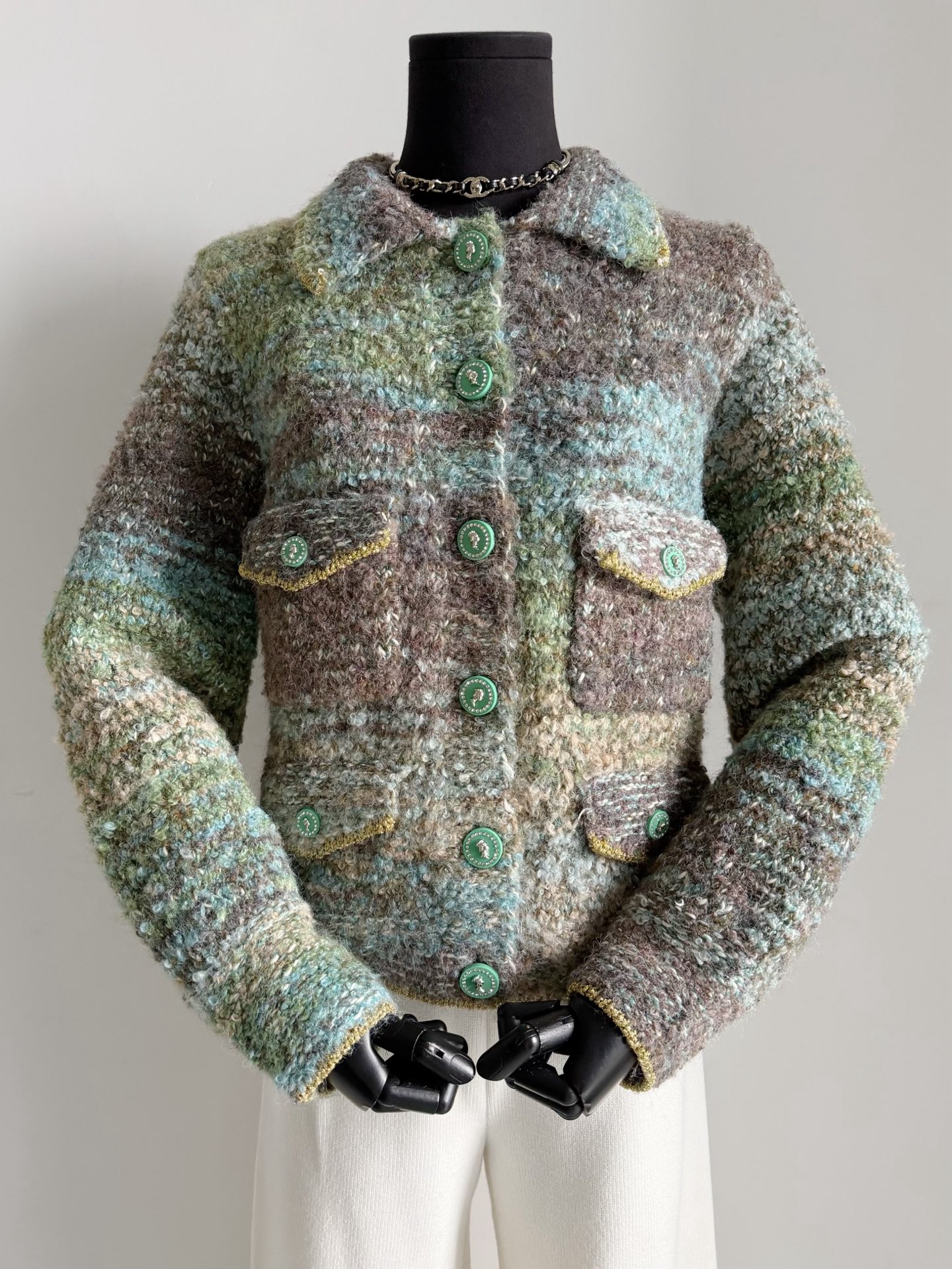 NO:590402,A super thick jacket with a vintage feel. Only when you get it can you understand its value!! The unique high-quality cashmere wool is finely blended and has the most restored saturation. It is really unforgettable. The collection-level Coco lady's head hardware buckle perfectly matches the overall green tone~~ Cardigan style lapel design, classic four pockets. Whether hanging in the closet or draped casually, this thick coat is loved endlessly.,,jackets & coats, alexander wang19860909vintage中古香超厚实的外套 到手才明白它的价值所在 !! 绝无仅有的高品质羊绒毛料 经过精细的混纺,最还原的饱和度 真的让人过目不忘 收藏级别coco女士头像五金扣 和整体的绿色调完美契合~~ 开衫式翻领设计,经典四口袋 不论挂在衣橱还是随手披着 这件厚实的外套都让人喜爱不已.,,jackets & coats,alexander wang,Women's clothing