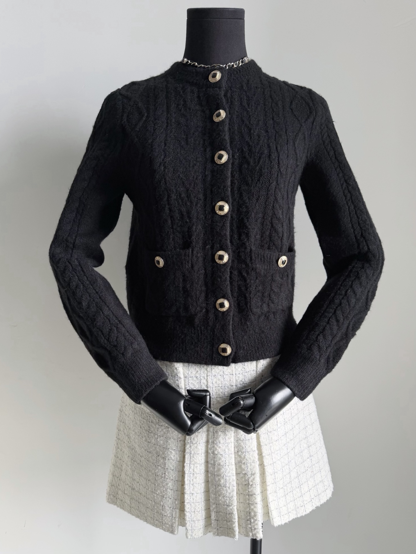 NO:590398,Black cardigan·Real photos of details. The furry details are vividly restored. The surface is roughened with manual assistance. The feel/warmth is not inferior to that of the cabinet. The texture and quality can be seen,,alexander wang19860909黑色开衫·细节实拍图 毛茸茸细节还原淋漓尽致 人工辅助完成表层的拉毛处理 手感/保暖度都不输柜子 看得到的质感,品质,,alexander wang,Women's clothing