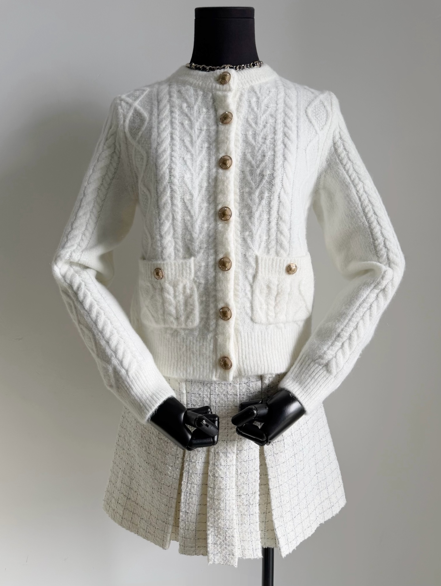 NO:590394,Ski Series Treasure White Moonlight Cardigan. The fluffy feel of this large product is amazing!! Customers who are keen on low-key luxury and old-money textures. This cardigan is a must-buy. Stick to buying yb custom-woven cashmere wool. The simpler, the more durable it is. Note that the white hardware buckles and the black hardware buckles are completely different and both need to be customized. The front-shoulder H version has no restrictions on the body shape. It is currently worn under a down jacket.  It’s spring. It’s effortless to wear alone. Down jacket, alexander wang19860909滑雪系列宝藏白月光开衫 大货毛茸茸的手感可叫人赞叹不已 !! 热衷于低调奢华和老钱质感的顾客 这件开衫是必入. 坚持购入yb定织羊绒毛料 越简单越经久耐穿 注意白色的五金扣和黑色的五金扣 是完全不一样的,都需要定制 正肩H版对身材不设限 当下内搭在羽绒服里 开春了直接单穿美得不费力,,down jacket,alexander wang,Women's clothing