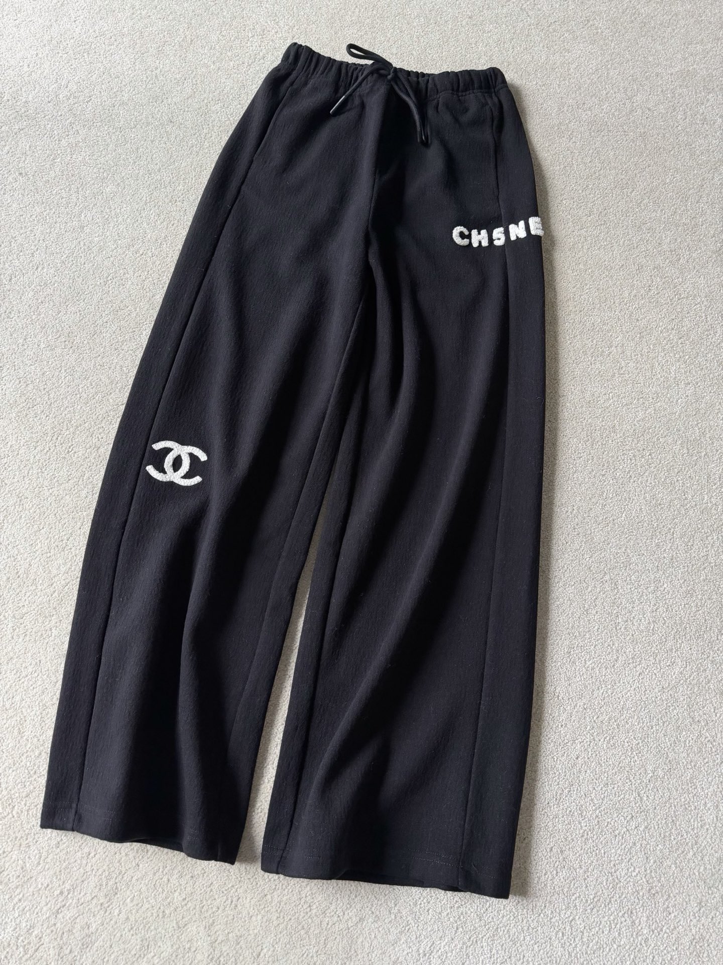 NO:590771,Actual photos of black details. It is thick enough and warm. Because the fabric has a drapey feel, it does not look fat or bloated at all.,,alexander wang19860909黑色细节实拍图 足够厚实又有保暖度 由于面料的十足垂坠感 所以完全不会显胖显臃肿.,,alexander wang,Women's clothing