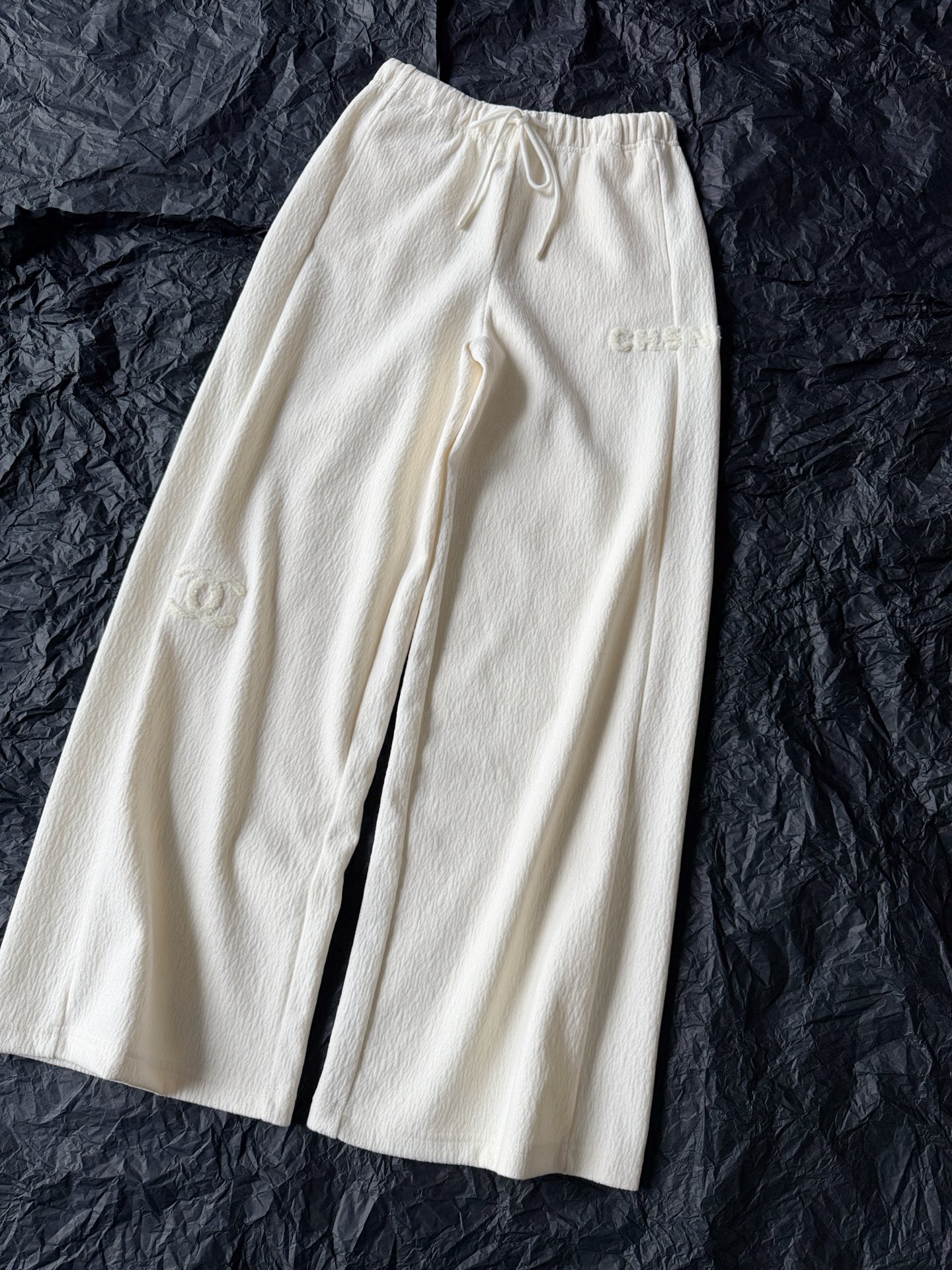 NO:590765,Autumn and winter thick warm and comfortable casual pants. Just one pair in the south, add a thin base in the north. Be smart to get it when it is in stock. This kind of good fabric is broken when it is sold out. Replacement orders depend on the specific situation. Super thick textured casual pants fabric. A layer of skin-friendly brushing on the inside for more warmth. The elastic waist has no limit on the hip circumference. Straight legs are loose. This year's brand new lamb wool logo embroidery. Not too much, not too little design to meet the needs of daily wear, alexander wang19860909秋冬厚款保暖舒适休闲裤 南方一条就搞定,北方加个薄打底 聪明的趁现货收 这种好面料说断就断了 补单都是要看具体情况的. 超厚实肌理感休闲裤面料 内里一层亲肤的磨毛,更加保暖 松紧腰对臀围不设限 直筒偏宽松裤腿 今年全新的羊羔毛logo刺绣 不多不少的设计,满足日常穿着需要,,alexander wang,Women's clothing