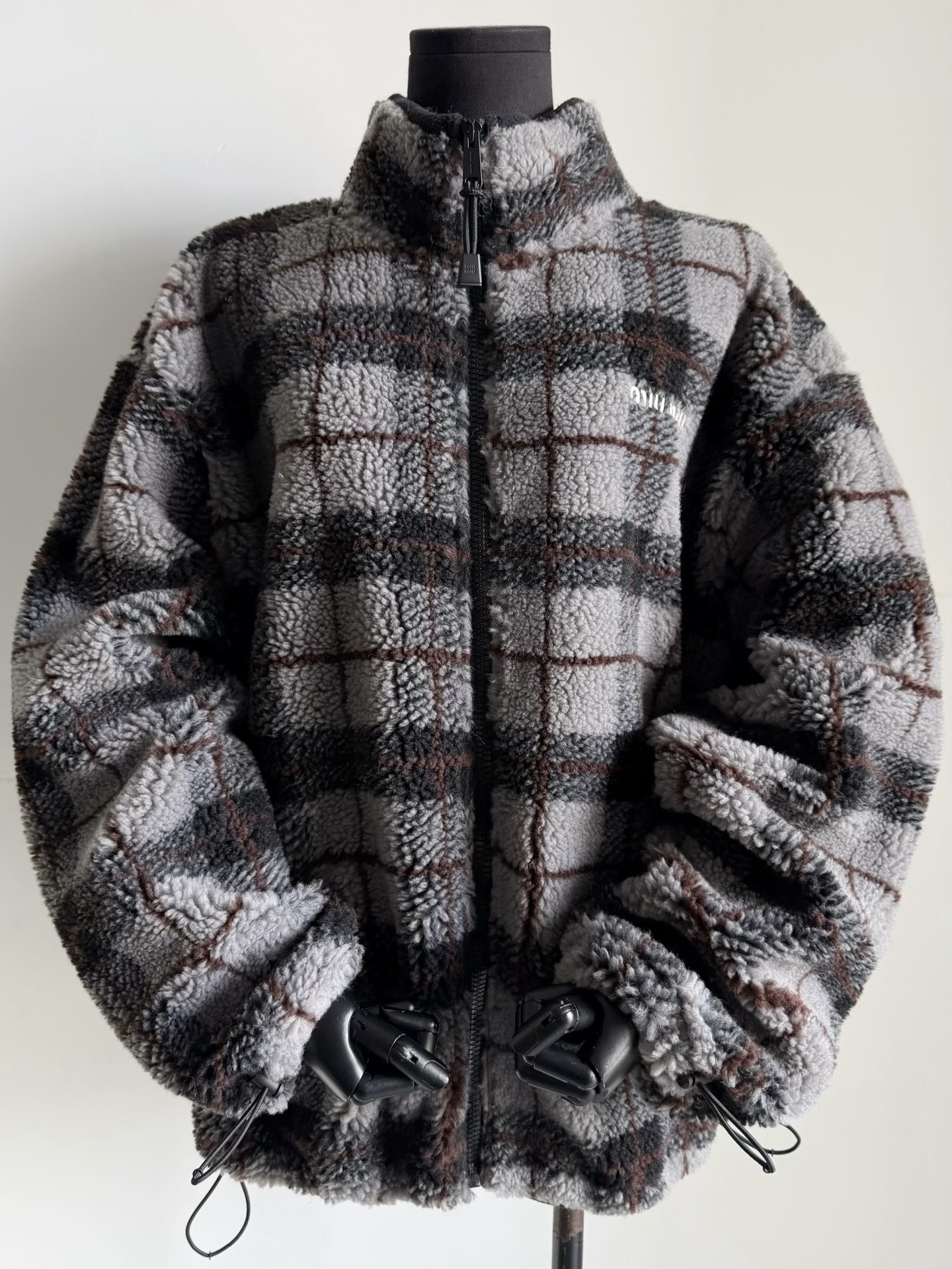 NO:590759,The best lamb wool this autumn and winter is none other than miu. It is the first to release this plaid retro fashionable jacket. The gray color is the first to ship ~~ One piece that can be shared with family members. Lamb wool fabric is the same raw material supplied by customers. The grain texture is even and fine, and the hair feels flat and soft. It is as warm as down jackets, but it is thinner and less bulky. The stand-up collar is cut in a loose and off-shoulder version. The cuffs and hems can be drawstring to tighten the waist in various ways.  Recommended whether you keep it for yourself or give it away,,miumiu,jackets & coats,down jacket,alexander wang19860909今年秋冬最佳羊羔毛非miu莫属 率先发布这款格纹复古时髦外套 灰色率先出货 ~~ 可以和家属共享的一件 客供一致原材料羊羔毛面料 颗粒感均匀细腻,毛感平整柔软 保暖度不输羽绒服 却更加轻薄不臃肿 立领剪裁宽松落肩版型 袖口/下摆均可抽绳收腰多种穿法 不论是自留还是送人都推荐,,miumiu,jackets & coats,down jacket,alexander wang,Women's clothing