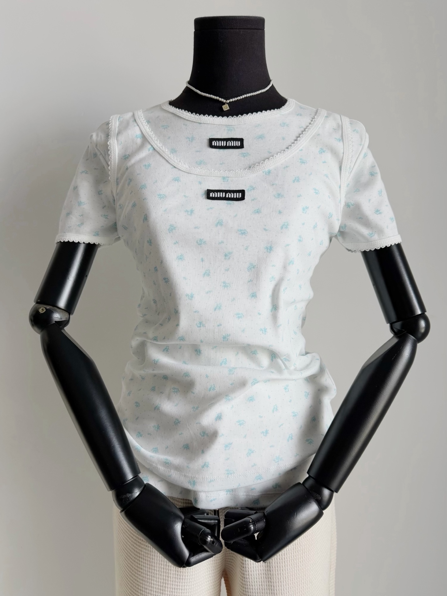 NO:590753,Miu has a full range of florals for you!! It’s perfect for wearing under a down jacket. Just the right embellishment and full of atmosphere. It’s available in short sleeves + vest + long sleeves. It’s more fashionable when layered. Skin-friendly and comfortable elastic threaded fabric. It’s as unrestrained as baby fabric when worn next to the body. Imported machine printing is clearly visible. It doesn’t affect the overall comfort at all. Wear it alone as spring begins, with jeans.  It feels like a base series for Korean women, miumiu, jeans, T-shirt, down jacket, alexander wang19860909miu碎花全系列给你们出喔 !! 内搭在羽绒服里太适合啦 恰到好处的点缀,氛围感十足 短袖+背心+长袖都出 叠穿时髦感更强. 亲肤舒适的弹力螺纹面料 贴身穿如婴儿织物般无拘无束 进口机器印花看得到的清晰 完全不影响整体的舒适度 开春了直接单穿,配牛仔裤 感觉是韩女人手一件的打底系列,,miumiu,jeans,T-shirt,down jacket,alexander wang,Women's clothing