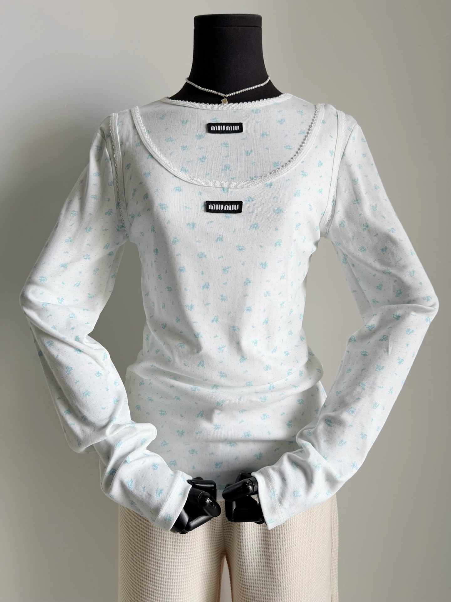 NO:590750,Long-sleeved bottoming shirt·Real photos of details Needless to say, it is fresh and refined. The elastic threaded fabric can be used as you like. It can be worn as an inner layer in winter, worn alone in spring, and used as sun protection in summer. A cost-effective item that can be used all year round, alexander wang19860909长袖打底衫·细节实拍图 无需多言的清新脱俗 富有弹力的螺纹面料,随意驾驭 冬天可以当内搭,开春单穿,夏天防晒 一年四季都能用到的性价比单品,,alexander wang,Women's clothing