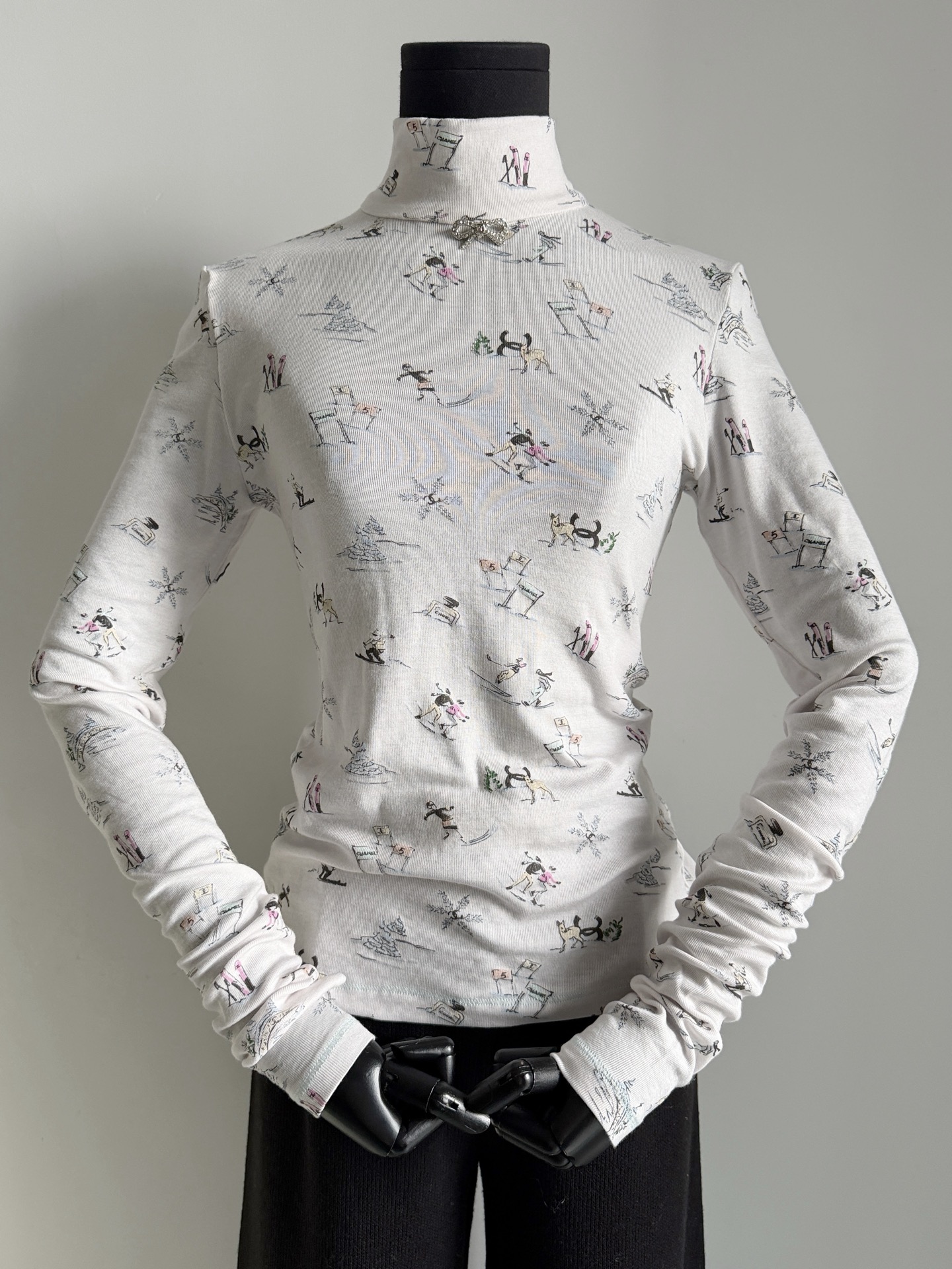 NO:591240,The must-have base layer and turtleneck for the ski series is also out. I bought it from yb development. What I give you is a real threaded knitted base shirt. It is different from the uneven cotton tees on the market!! The cost and details are very different. The real thing is off-white, and the knitted thread is extremely elastic. Every ski pattern is precise and clear. There is an obvious concave and convex feeling when touched by hand, and the color is consistent. The wrong white versions on the market are all plain prints. The color and details are easy to see at a glance, alexander wang19860909滑雪系列必入的打底·高领也出了 我家买入yb开发 给你们的是一件真正螺纹针织打底衫 区别市面参差不齐的棉tee !! 成本和细节都是天壤之别 实物灰白色,针织螺纹弹力极大 每一个滑雪图案都精确清晰 用手触摸有明显的凹凸感,配色一致 市面错版白色都是平纹印花 其颜色和细节一眼jia,,alexander wang,Women's clothing