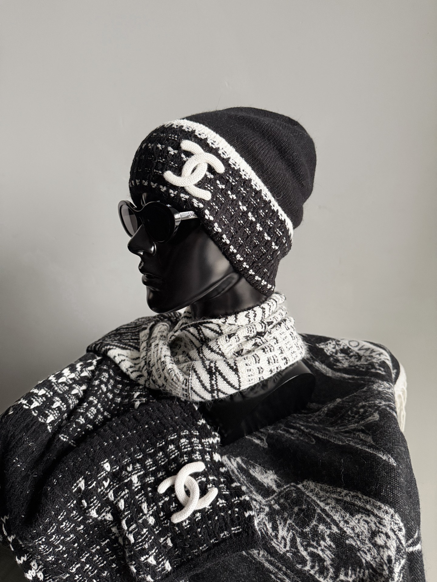 NO:591260,Cold Hat·Details Actual Photos Custom-woven and dyed wool + cashmere wool. After soft washing and water treatment. It is skin-friendly and comfortable to wear and will not prick at all. The elastic wool has no limit on the head circumference. The layered logo embellishment looks good no matter what clothes it is paired with. Hats, alexander wang19860909冷帽·细节实拍图 定织定染羊毛+羊绒毛料 经过柔软洗水处理 戴上亲肤舒适,一点也不会扎 富有弹力的毛料对头围不设限 富有层次感的logo点缀 不论搭配什么衣服都好看,,hats,alexander wang,Women's clothing