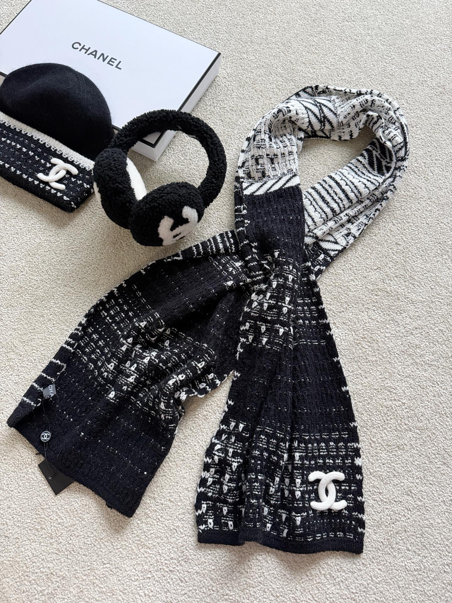 NO:591254,Scarf·Real photos of details. A scarf that is by no means ordinary. The weaving method is enough to distinguish it. The layers are rich and the weaving methods are complex and diverse. Including the delicate and soft processing of wool + cashmere. It is worth wearing. It is skin-friendly and comfortable without piercing the flesh. It is as fascinating as baby fabrics. ~~ The three-dimensional double Clogo on the hem is hand-sewn. It is recommended to buy it together with the cold hat, so you don’t have to worry about matching. Hats, alexander wang19860909围巾·细节实拍图 绝不普通的一条围巾 从织法上来说,就已经足以区别 层析丰富,织法纷繁复杂多种多样 包括羊毛+羊绒的细腻柔软处理 值得带上亲肤舒适不扎肉 如婴儿织物般让人着迷 ~~ 下摆立体双Clogo纯手工缝制 推荐和冷帽一起入手,不愁搭配,,hats,alexander wang,Women's clothing