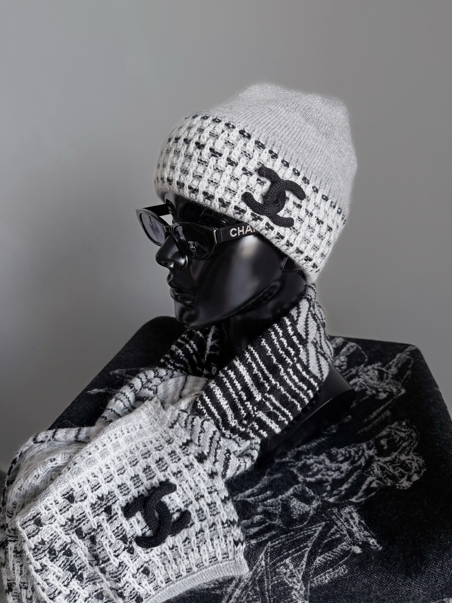 NO:591242,Cold Hat·Details Actual Photos Custom-woven and dyed wool + cashmere wool. After soft washing and water treatment. It is skin-friendly and comfortable to wear and will not prick at all. The elastic wool has no limit on the head circumference. The layered logo embellishment looks good no matter what clothes it is paired with. Hats, alexander wang19860909冷帽·细节实拍图 定织定染羊毛+羊绒毛料 经过柔软洗水处理 戴上亲肤舒适,一点也不会扎 富有弹力的毛料对头围不设限 富有层次感的logo点缀 不论搭配什么衣服都好看,,hats,alexander wang,Women's clothing