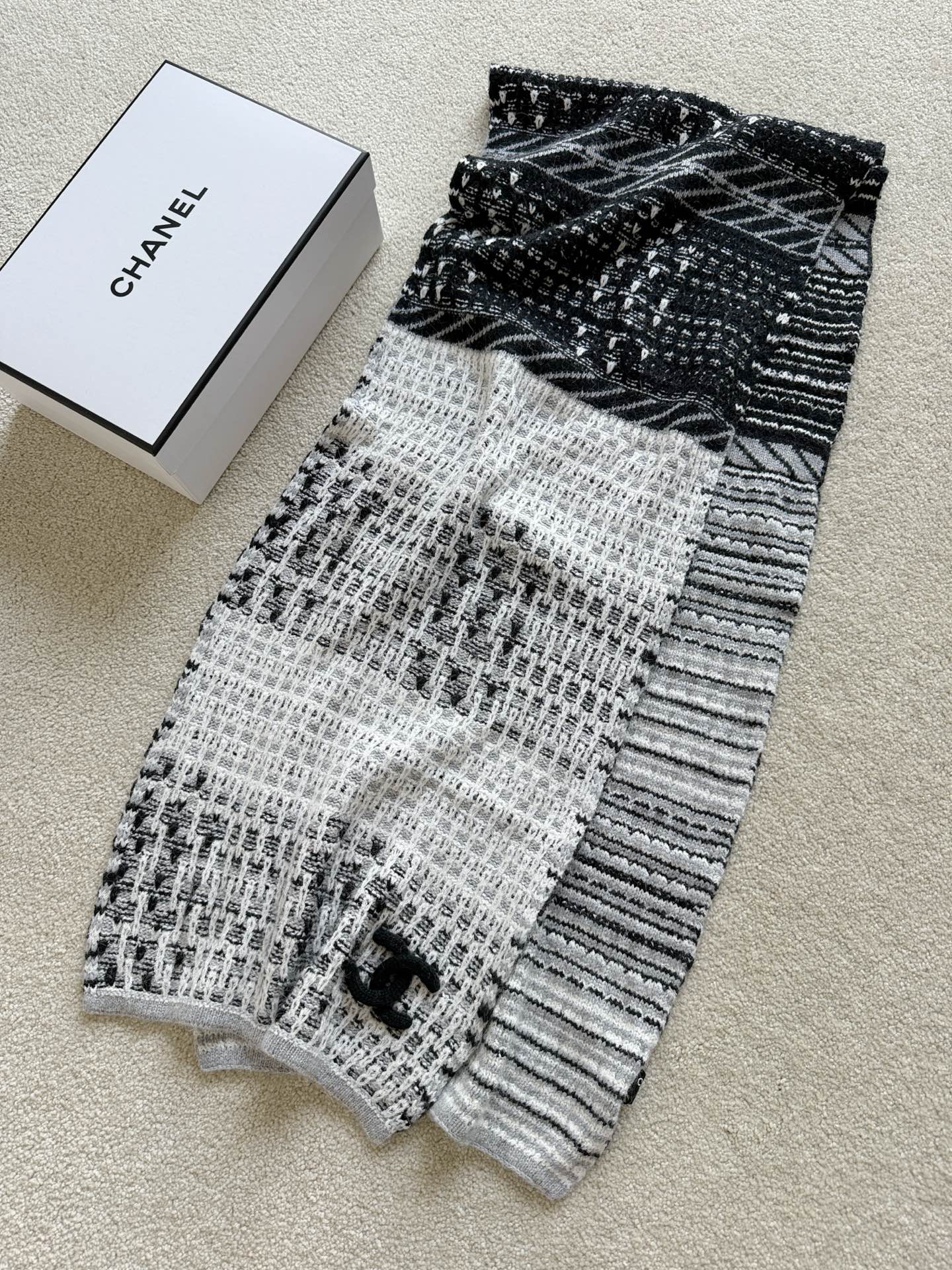 NO:591248,Scarf·Real photos of details. A scarf that is by no means ordinary. The weaving method is enough to distinguish it. The layers are rich and the weaving methods are complex and diverse. Including the delicate and soft processing of wool + cashmere. It is worth wearing. It is skin-friendly and comfortable without piercing the flesh. It is as fascinating as baby fabrics. ~~ The three-dimensional double Clogo on the hem is hand-sewn. It is recommended to buy it together with the cold hat, so you don’t have to worry about matching. Hats, alexander wang19860909围巾·细节实拍图 绝不普通的一条围巾 从织法上来说,就已经足以区别 层析丰富,织法纷繁复杂多种多样 包括羊毛+羊绒的细腻柔软处理 值得带上亲肤舒适不扎肉 如婴儿织物般让人着迷 ~~ 下摆立体双Clogo纯手工缝制 推荐和冷帽一起入手,不愁搭配,,hats,alexander wang,Women's clothing