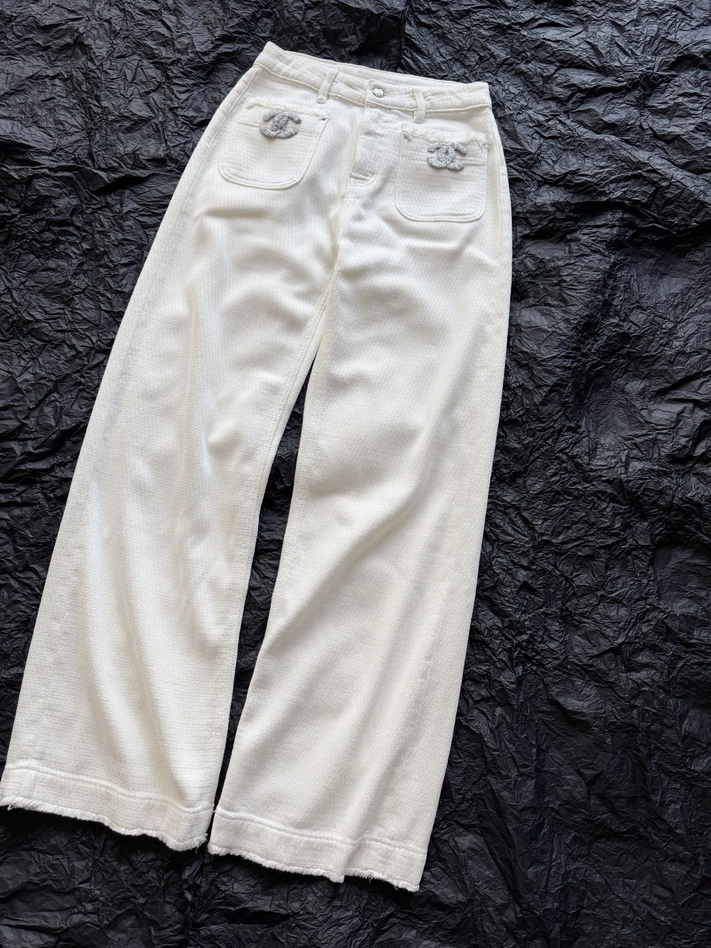 NO:591236,The beautiful autumn and winter white moonlight thick jeans have just been released and all the staff are full of praise!! Customized chenille thickened fabric is not only warm, comfortable and skin-friendly, but also slimmer and drape than ordinary velvet pants. Classic double pockets, three-dimensional patch embroidery embellishment, handmade fringed trousers at the hem. No matter how cool you walk, it can be matched with any top,,jeans,alexander wang19860909绝美秋冬白月光厚实牛仔裤 大货刚出全体员工都赞不绝口 !! 定制雪尼尔加厚面料 既能做到保暖舒适亲肤 又比普通的加绒裤显瘦有垂坠感. 经典双口袋,立体贴布刺绣点缀 下摆手工流苏裤脚 走路再风,一切上衣皆可搭配,,jeans,alexander wang,Women's clothing