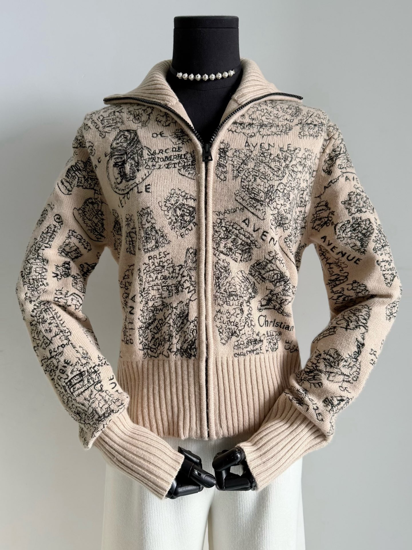 NO:591259,A word-of-mouth series that regular customers know. From fabrics to machinery and equipment to production, this series has always been top-notch. It uses consistent cashmere wool and pure cotton embroidery. It has a matching version of the Paris map and restores each place name and pattern. You can accurately find the location and landmark buildings. Soft washing reduces shrinkage and greatly increases the wearing comfort. Top wardrobes should have this kind of elegant item, alexander wang19860909老顾客们都懂的口碑系列 从面料到机器设备,再到出品 该系列一直都是顶配 采用一致山羊绒毛料,纯棉刺绣 对版巴黎地图,还原每个地名和图案 都能准确找到位置和标志建筑 柔软洗水减少缩率 也大大增加了穿着舒适度 顶级衣橱都该有这种优雅单品,,alexander wang,Women's clothing