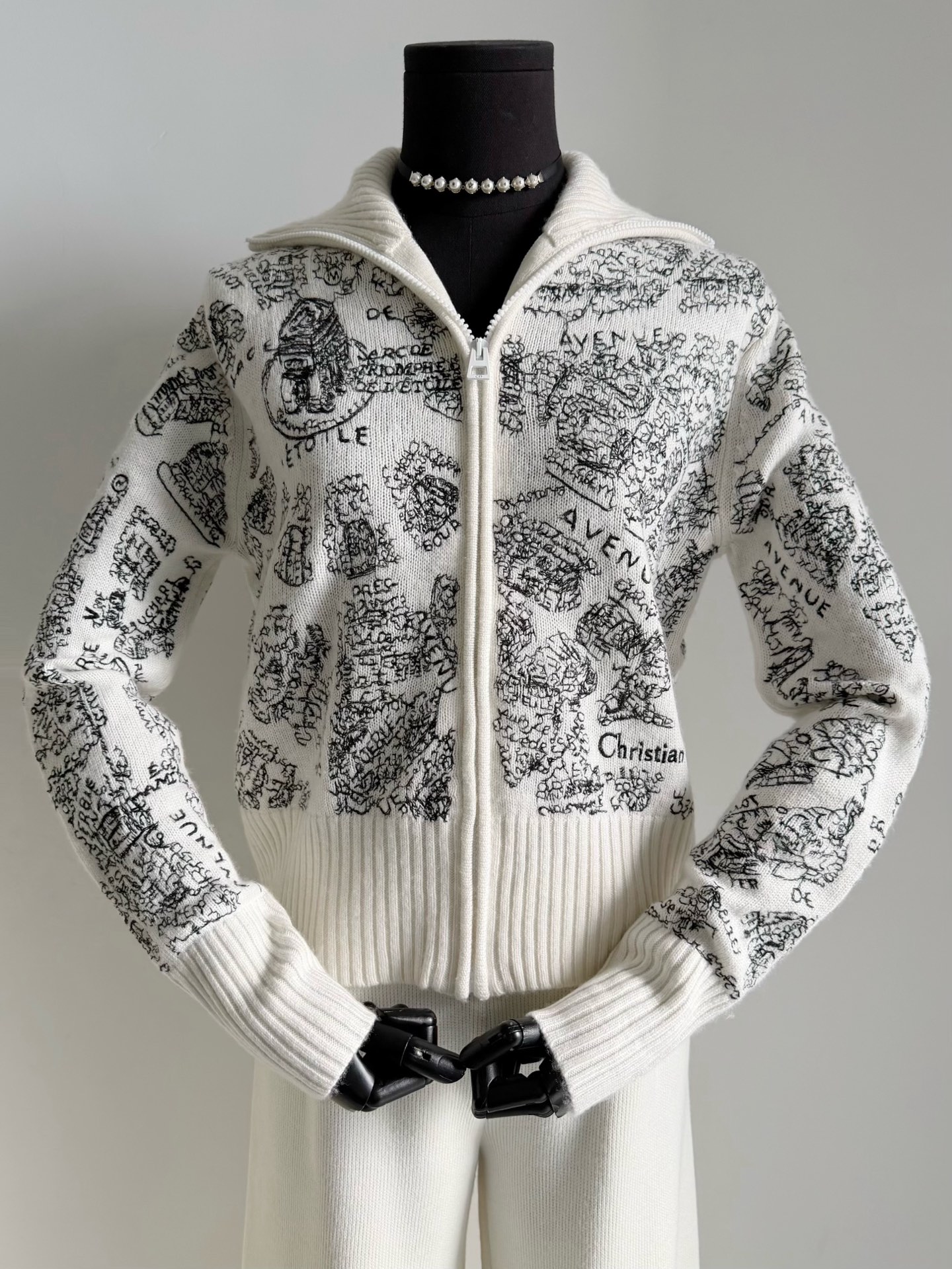 NO:591253,A word-of-mouth series that Pz regular customers know well. From fabrics to machinery and equipment to production, this series has always been the top quality. It uses consistent cashmere wool and pure cotton embroidery. It has a matching version of the Paris map and restores each place name and pattern. You can accurately find the location and landmark buildings. Soft washing reduces shrinkage and greatly increases the wearing comfort. Top wardrobes should have this kind of elegant item, alexander wang19860909Pz老顾客们都懂的口碑系列 从面料到机器设备,再到出品 该系列一直都是顶配 采用一致山羊绒毛料,纯棉刺绣 对版巴黎地图,还原每个地名和图案 都能准确找到位置和标志建筑 柔软洗水减少缩率 也大大增加了穿着舒适度 顶级衣橱都该有这种优雅单品,,alexander wang,Women's clothing