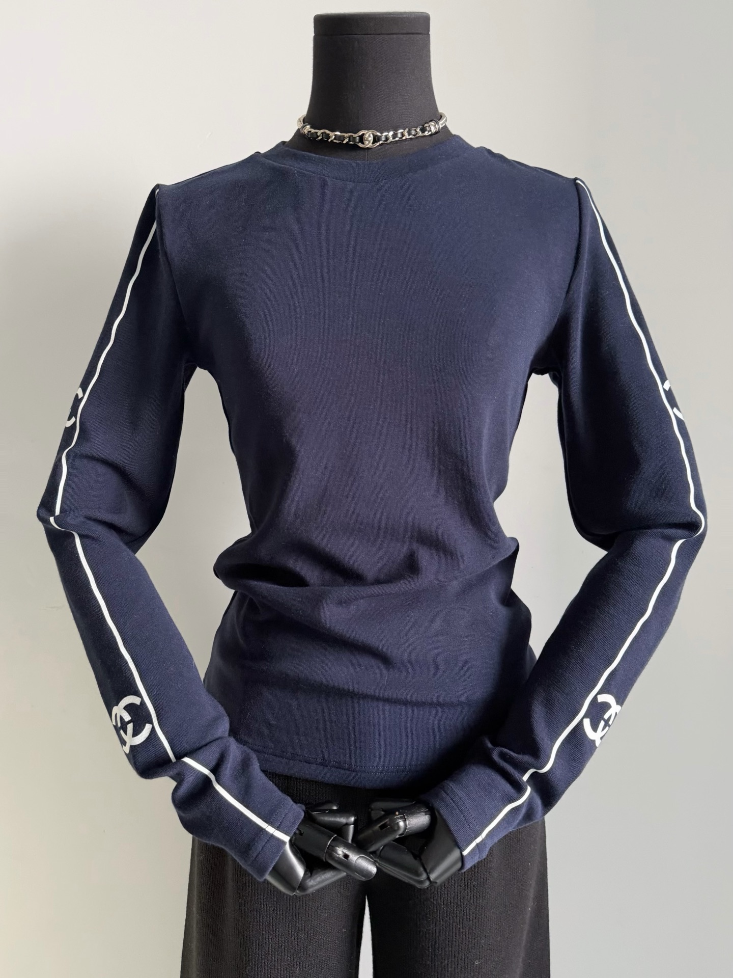 NO:591247,Navy blue·Detailed real photos. The interior is fleece treated. The same color makes it look more advanced and durable. It is warm and elastic at the same time. It will not look bloated at all.,alexander wang19860909藏蓝色·细节实拍图 内里抓绒处理 同色系更显得高级耐看 保暖的同时富有弹力 完全不会显臃肿,,alexander wang,Women's clothing