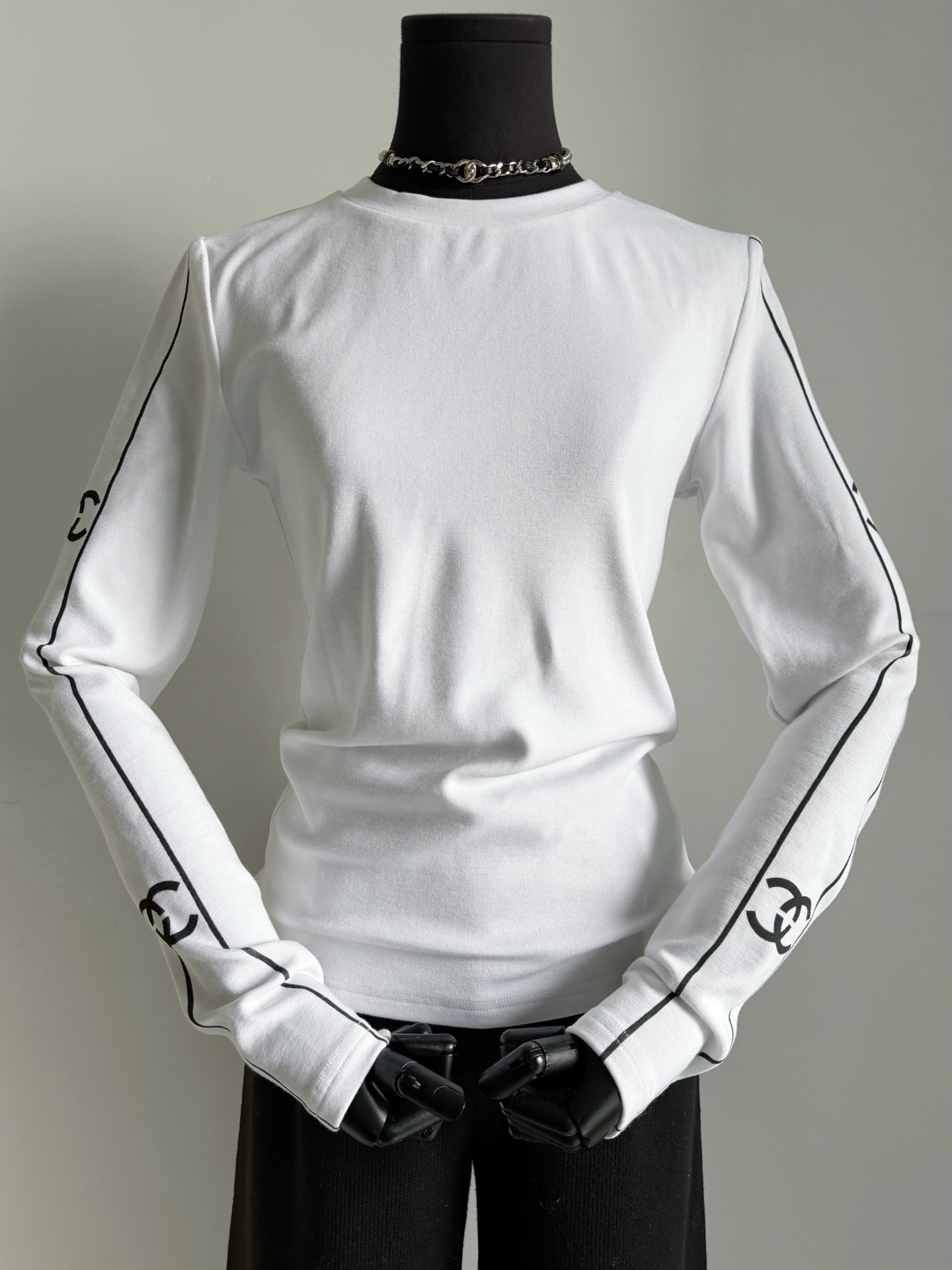 NO:591241,It will protect your wardrobe in autumn and winter. It is worth buying and stocking up on the fleece base layer. If you are smart, buy it in two colors!! Simple design, versatile and easy to choose. Customized bottom fleece skin-friendly base fabric. Warm, comfortable and elastic. Can be matched with all down jackets. Pure white, high-end and versatile. Navy blue shows off texture. At least two colors are in stock and shipped every day. Down jacket, alexander wang19860909为你们秋冬的衣橱保驾护航 值得买一件再囤一件的加绒打底衫 聪明的都要两个颜色入 !! 简约设计百搭不挑 定制底抓绒亲肤打底面料 保暖舒适,富有弹力 可以搭配在一切羽绒服里 正白色高级百搭 藏蓝色显摆有质感 两色起码入库每天现货发,,down jacket,alexander wang,Women's clothing